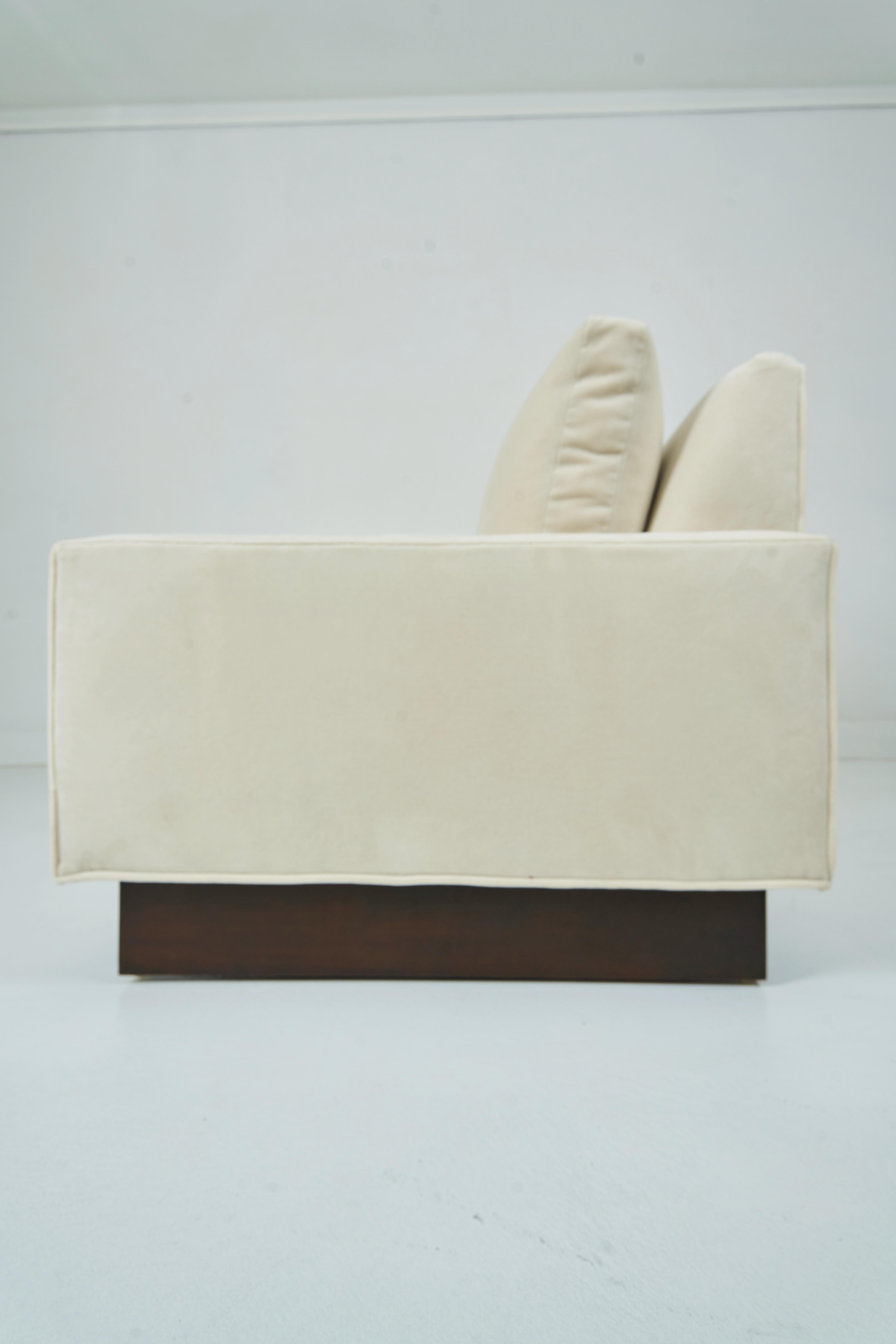 Ein zweiseitiges Kissen-Sofa auf Läuferbeinen, William Haines im Angebot 3