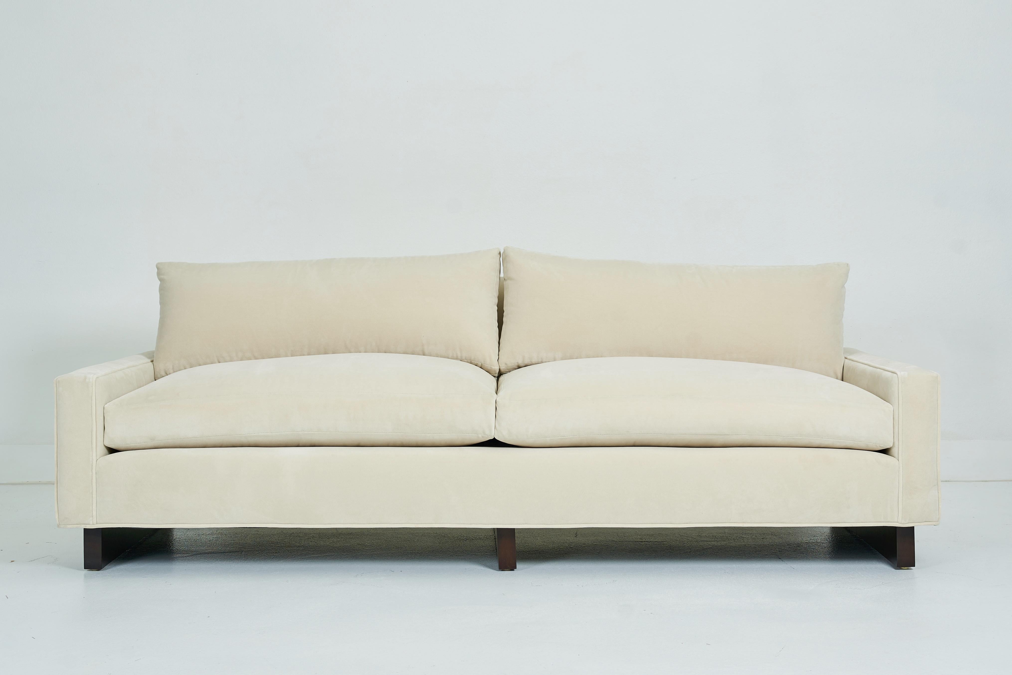Ein zweiseitiges Kissen-Sofa auf Läuferbeinen, William Haines (Moderne der Mitte des Jahrhunderts) im Angebot