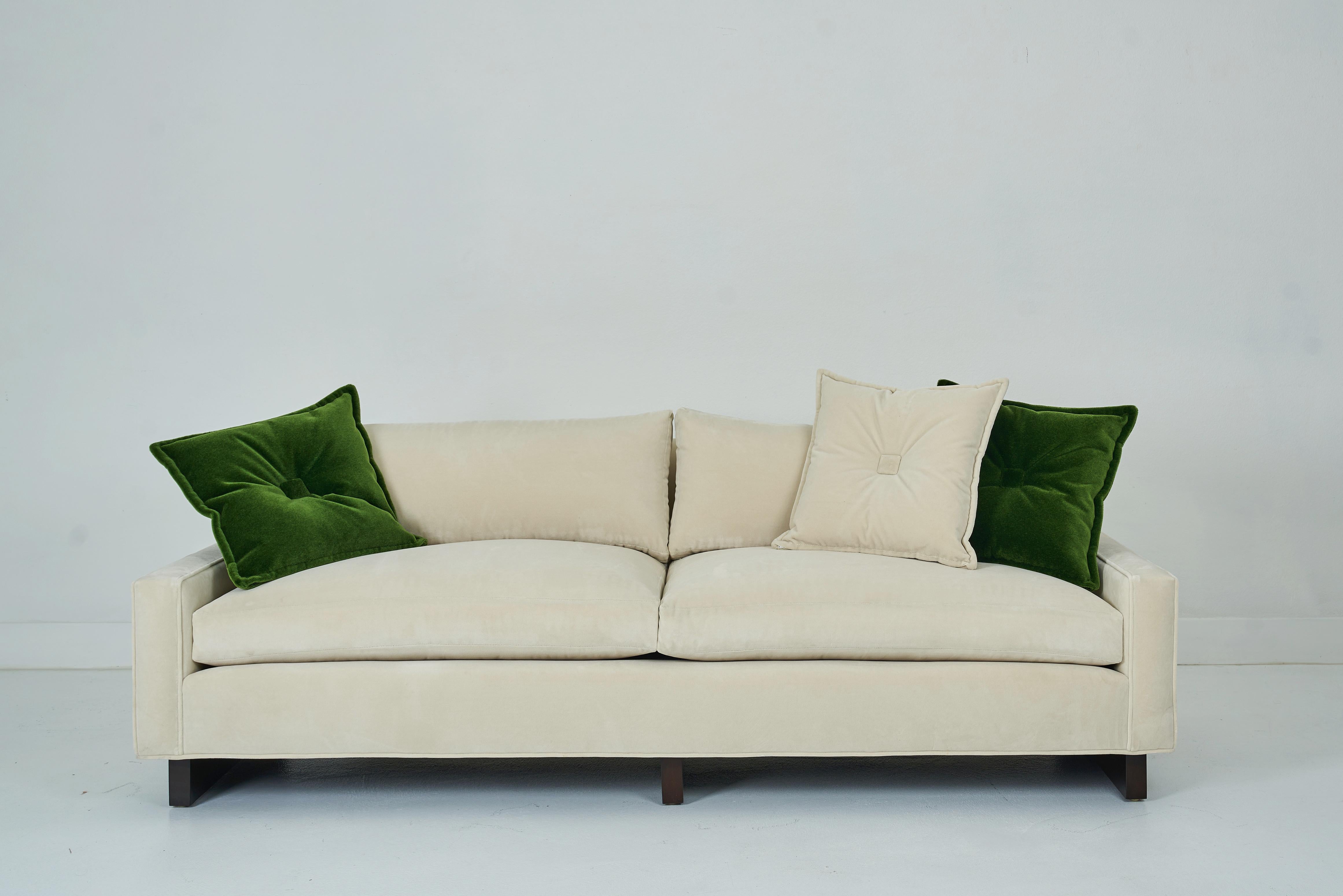 Ein zweiseitiges Kissen-Sofa auf Läuferbeinen, William Haines (amerikanisch) im Angebot
