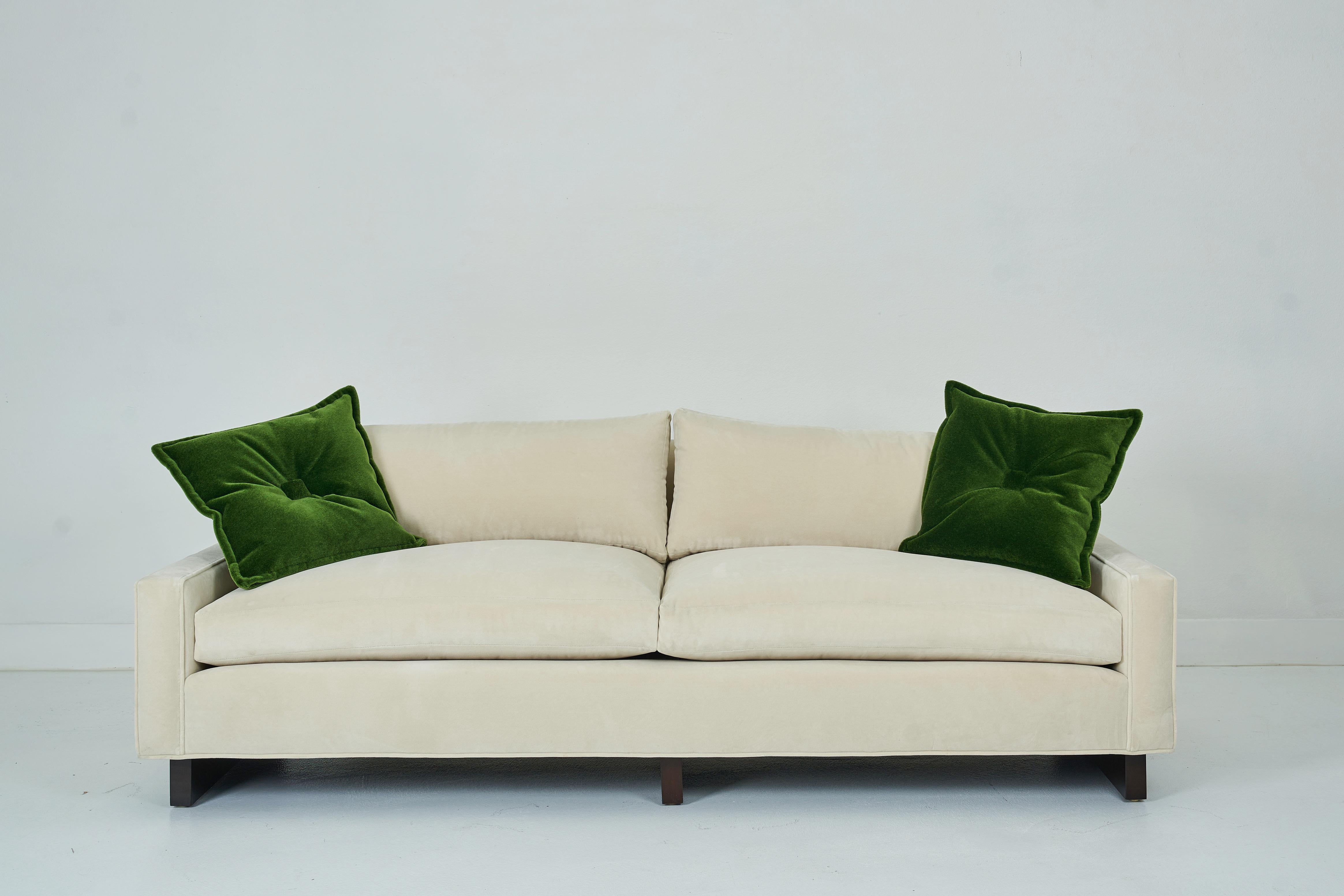 Ein zweiseitiges Kissen-Sofa auf Läuferbeinen, William Haines im Zustand „Gut“ im Angebot in Palm Desert, CA