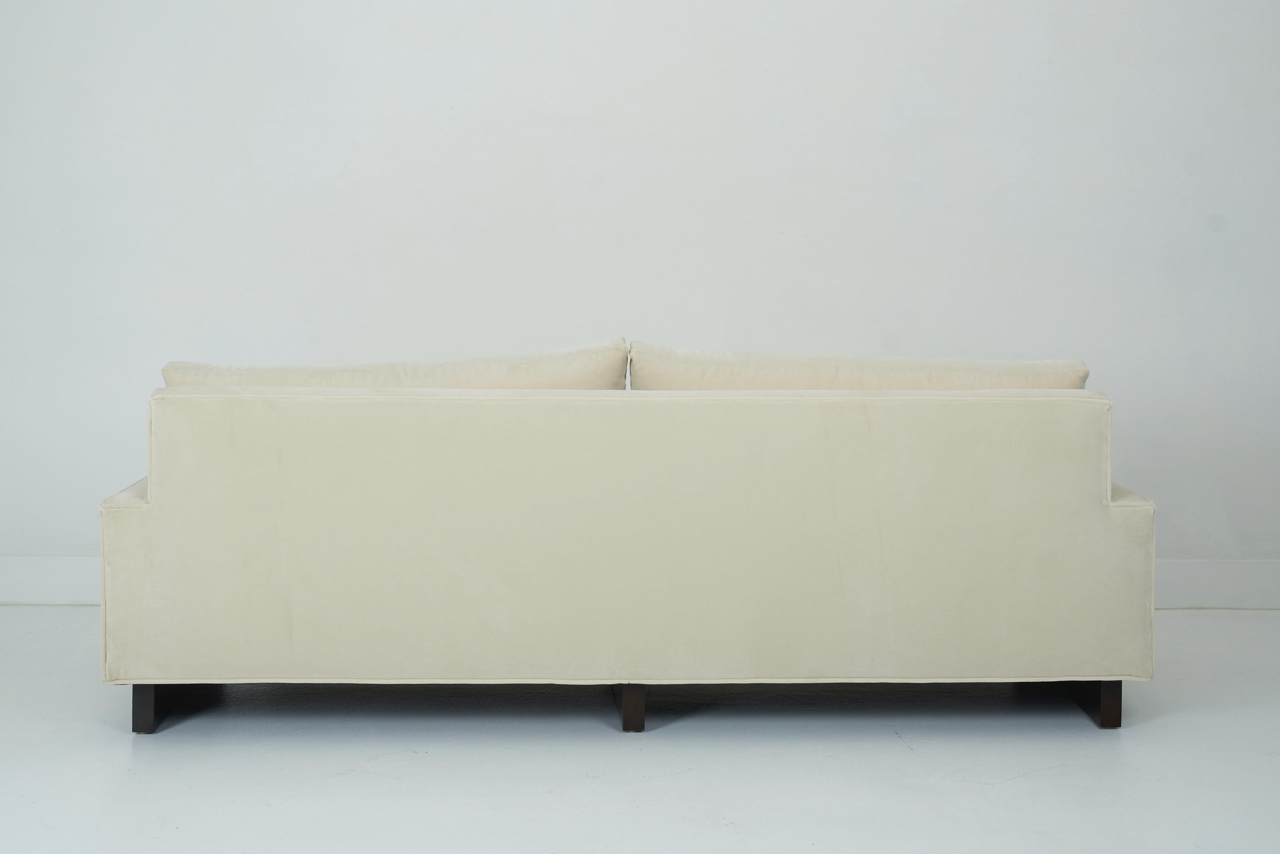 Tissu Un canapé à deux coussins sur pieds de couloir, William Haines en vente