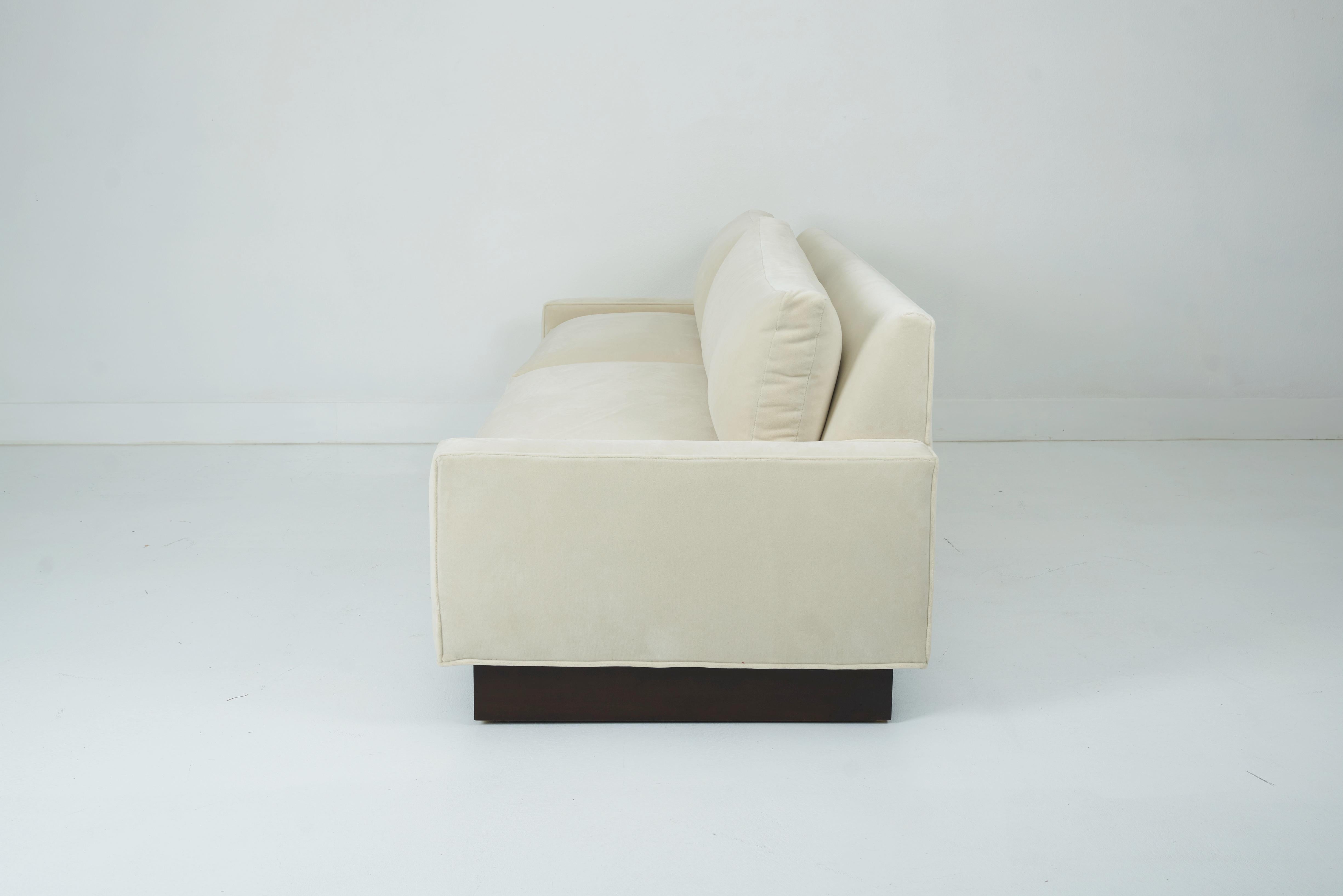 Ein zweiseitiges Kissen-Sofa auf Läuferbeinen, William Haines (Stoff) im Angebot