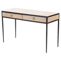 Schreibtisch mit Schubladen aus Eisen und Pergamentplatte mit Messingdetails