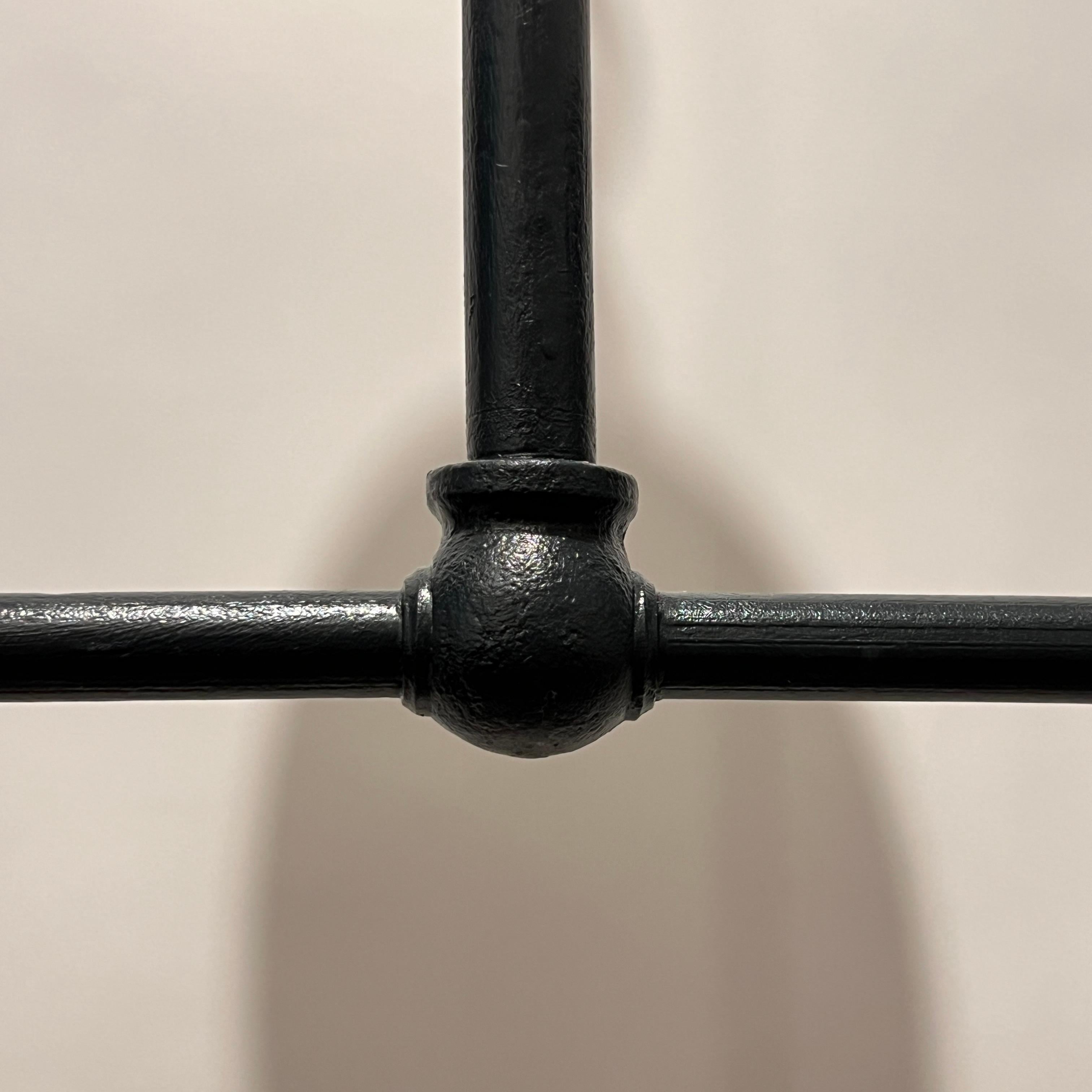 Ein Paar zweiflammige Industrielampen, Paar im Zustand „Gut“ im Angebot in New York, NY