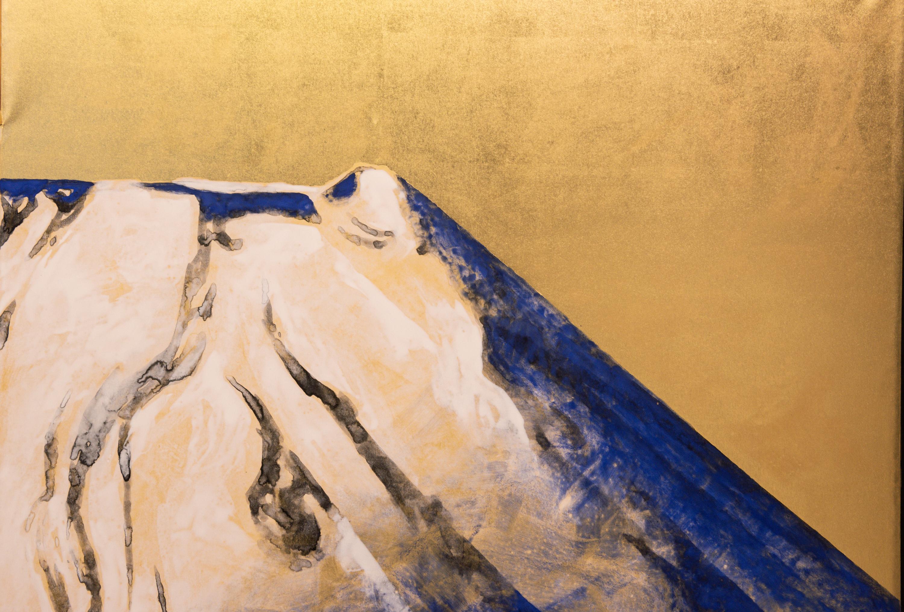 Japanischer Paravent mit zwei auf Papier gemalten Tafeln und aufgetragenem Blattgold, der den schneebedeckten Berg Fuji darstellt.

Die entschiedenen Pinselstriche und Tonwertkontraste definieren klar den Berg Fuji, dessen verschneite Silhouette