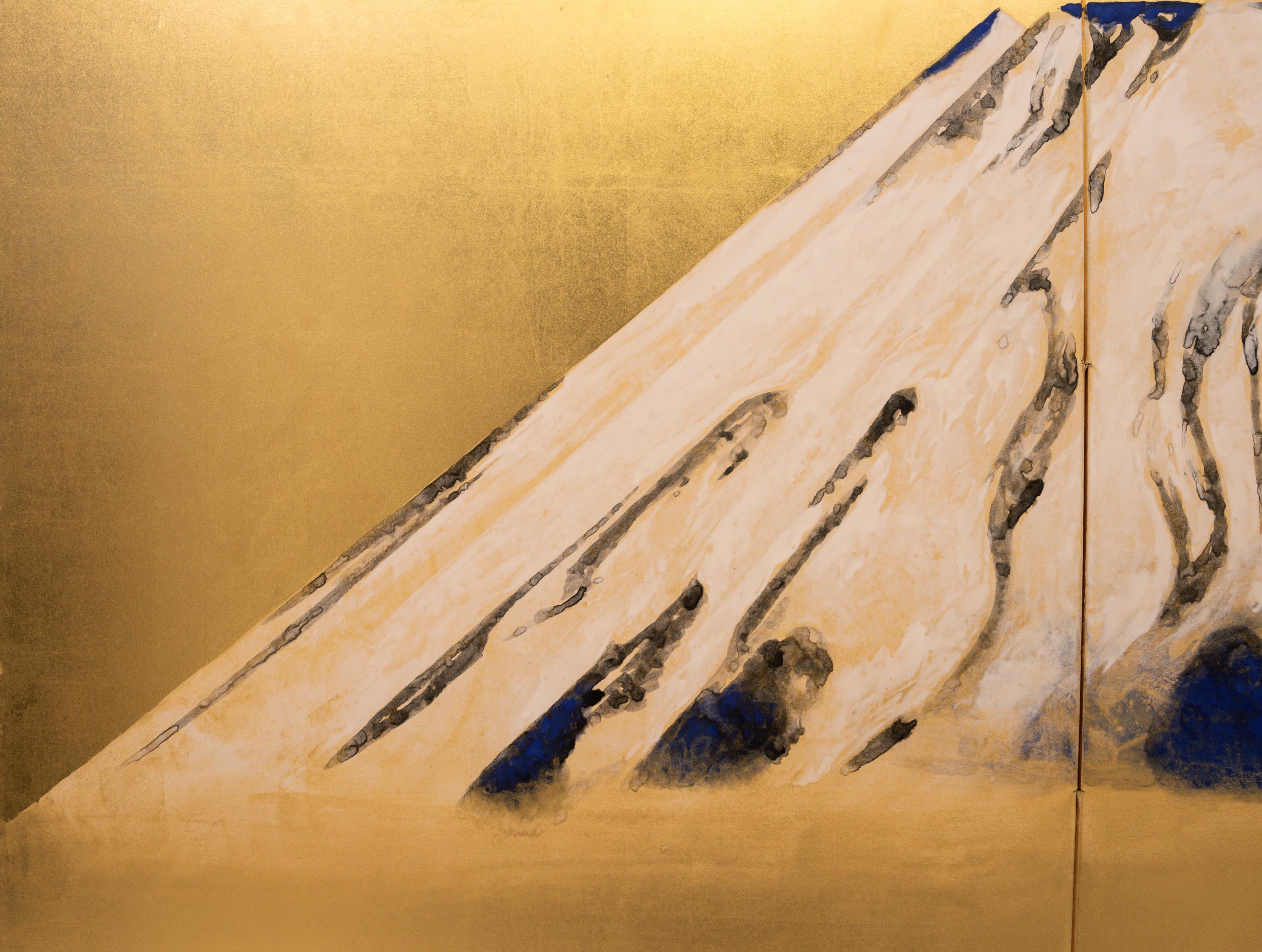 Ein zweigeteilter Paravent auf Blattgold, der den schneebedeckten Berg Fuji darstellt (Japanisch) im Angebot