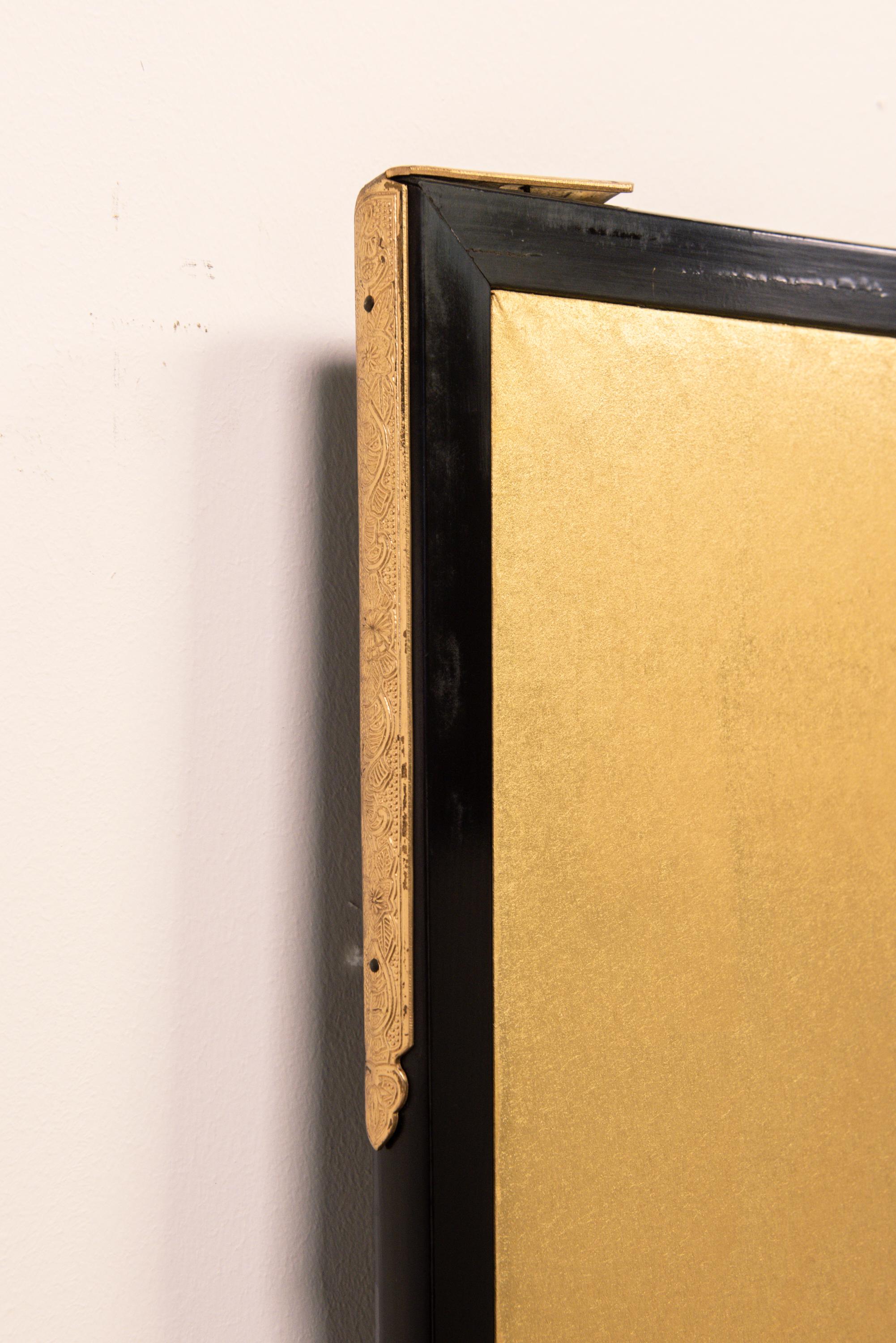 Ein zweigeteilter Paravent auf Blattgold, der den schneebedeckten Berg Fuji darstellt im Zustand „Hervorragend“ im Angebot in Milano, IT