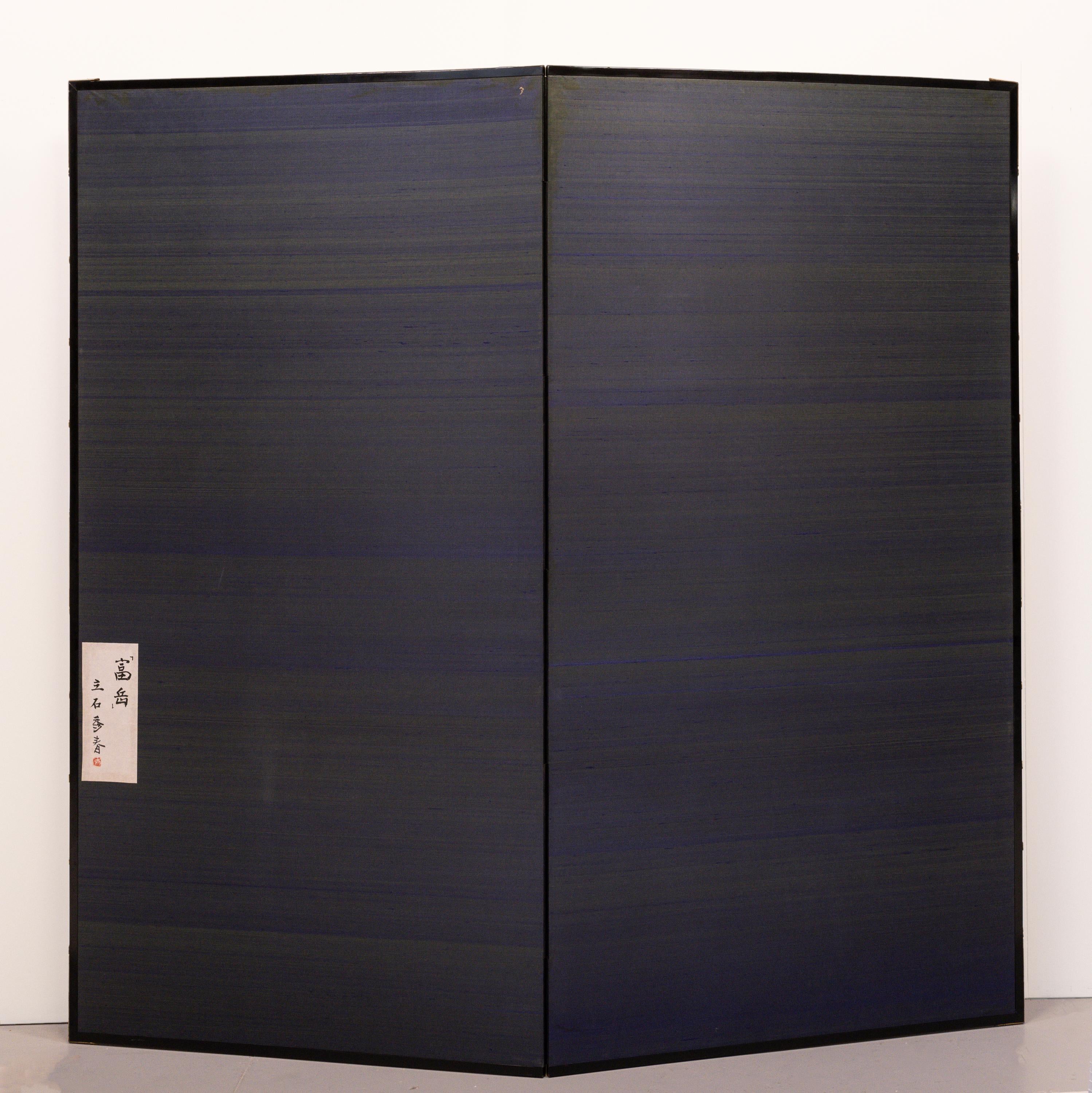 Ein zweigeteilter Paravent auf Blattgold, der den schneebedeckten Berg Fuji darstellt (20. Jahrhundert) im Angebot