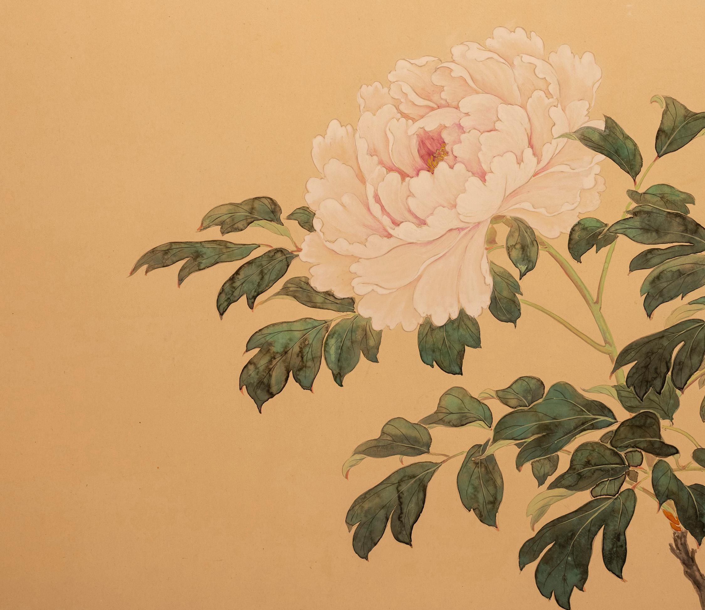 Paravento giapponese a due pannelli con decorazione floreale raffigurante peonie in fiore, passeri e rocce su un fondo chiaro. I pannelli sono incorniciati da due splendidi bordi in broccato di seta, mentre una cornice in legno laccato completa e