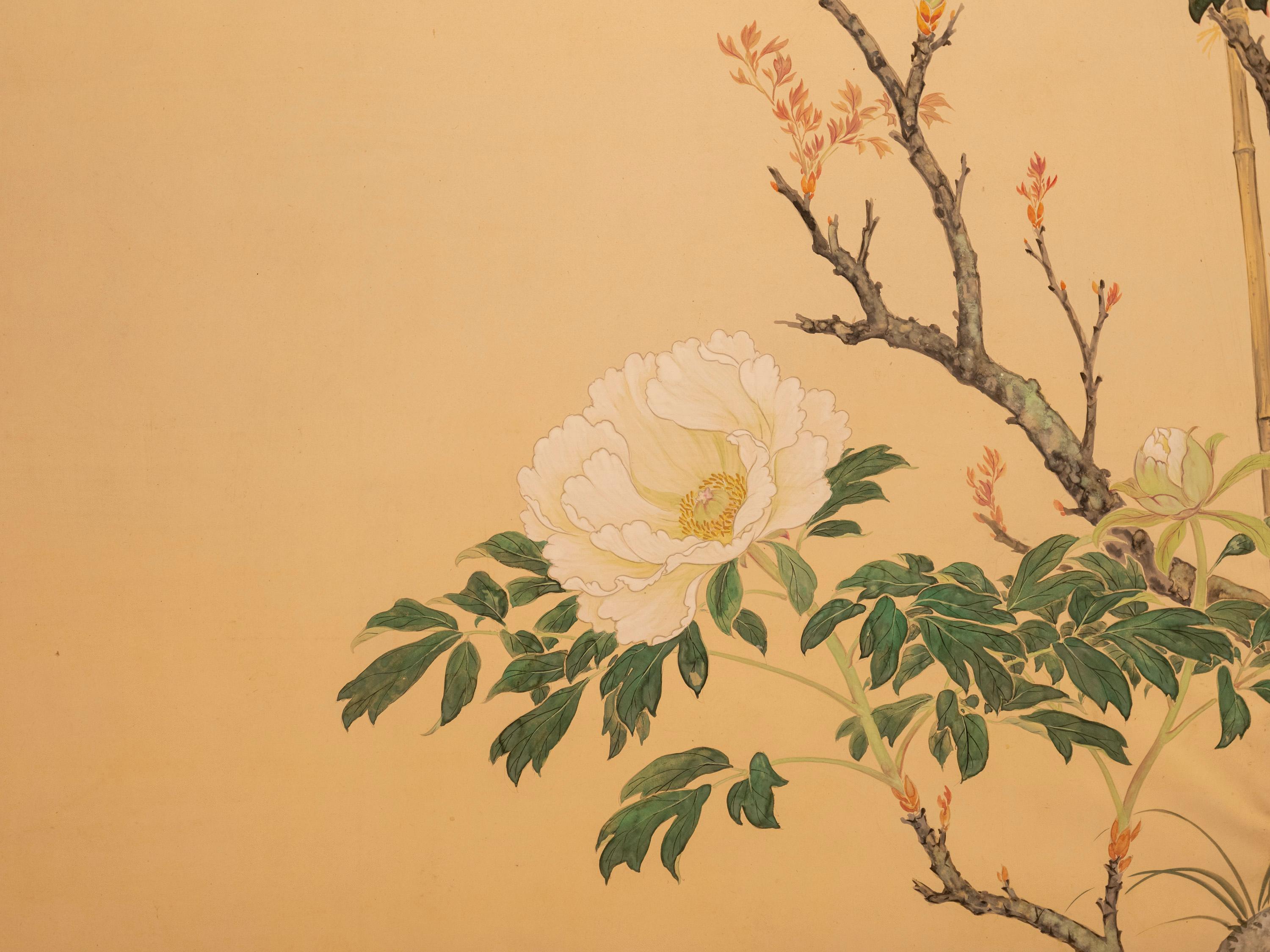 Giapponese Uno schermo pieghevole a due pannelli con una scena naturalistica in vendita