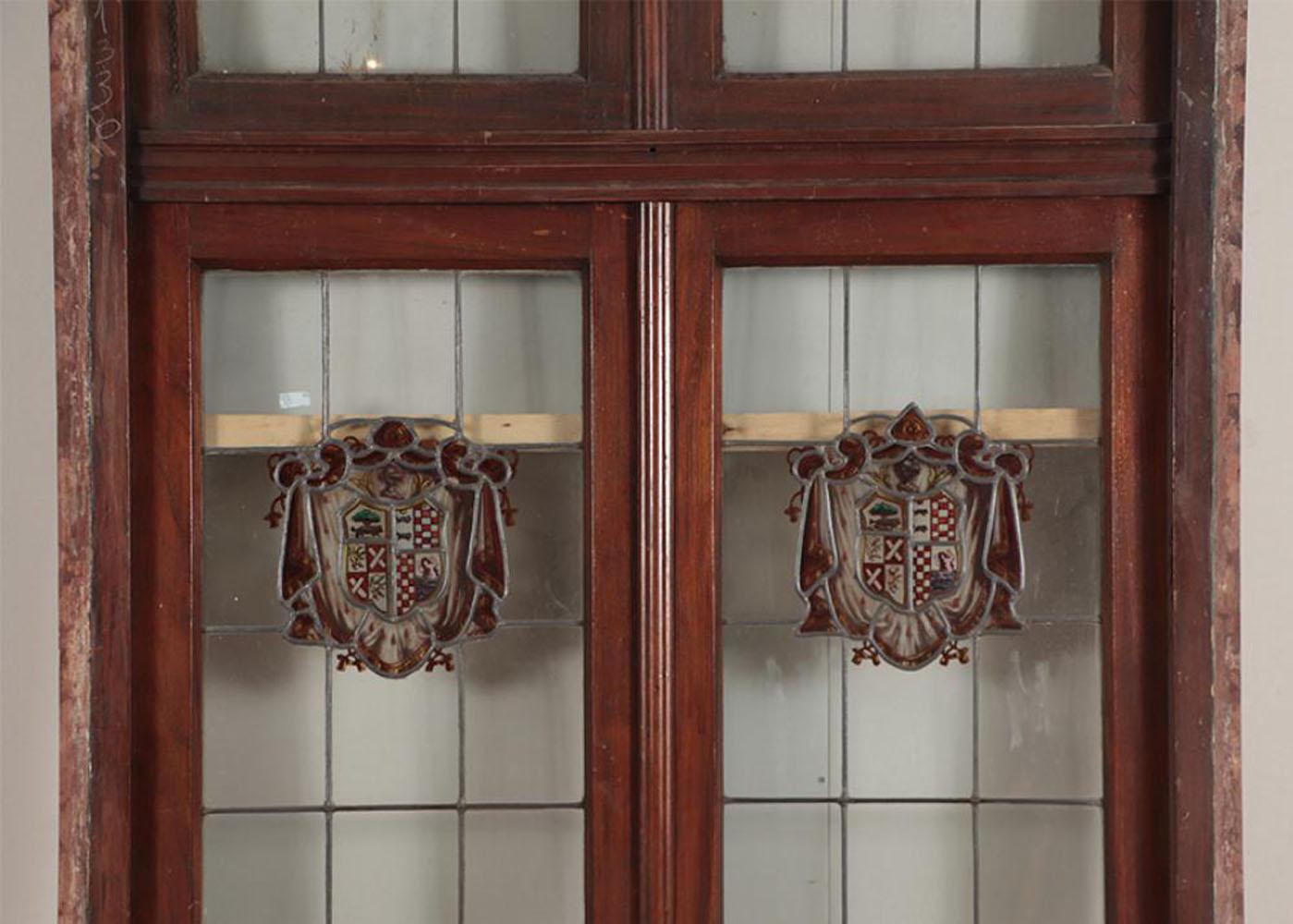 El escudo de armas de cada uno añade un toque de fantasía con árboles, animales, etc. Sería un maravilloso complemento arquitectónico para un estudio, una despensa u otra zona de la casa o la oficina.