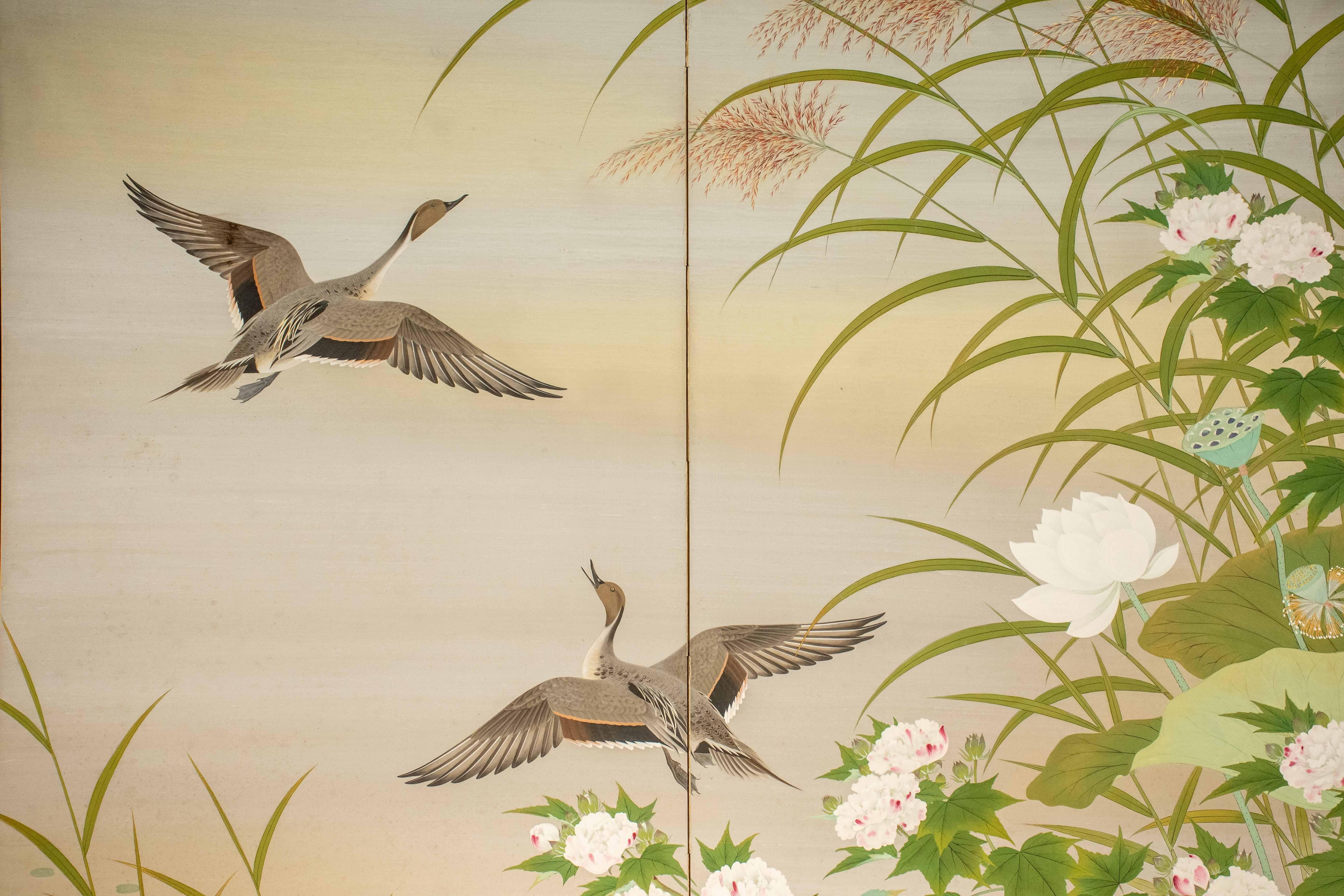 Biombo de dos paneles pintado sobre papel que representa una escena naturalista Japonés en venta