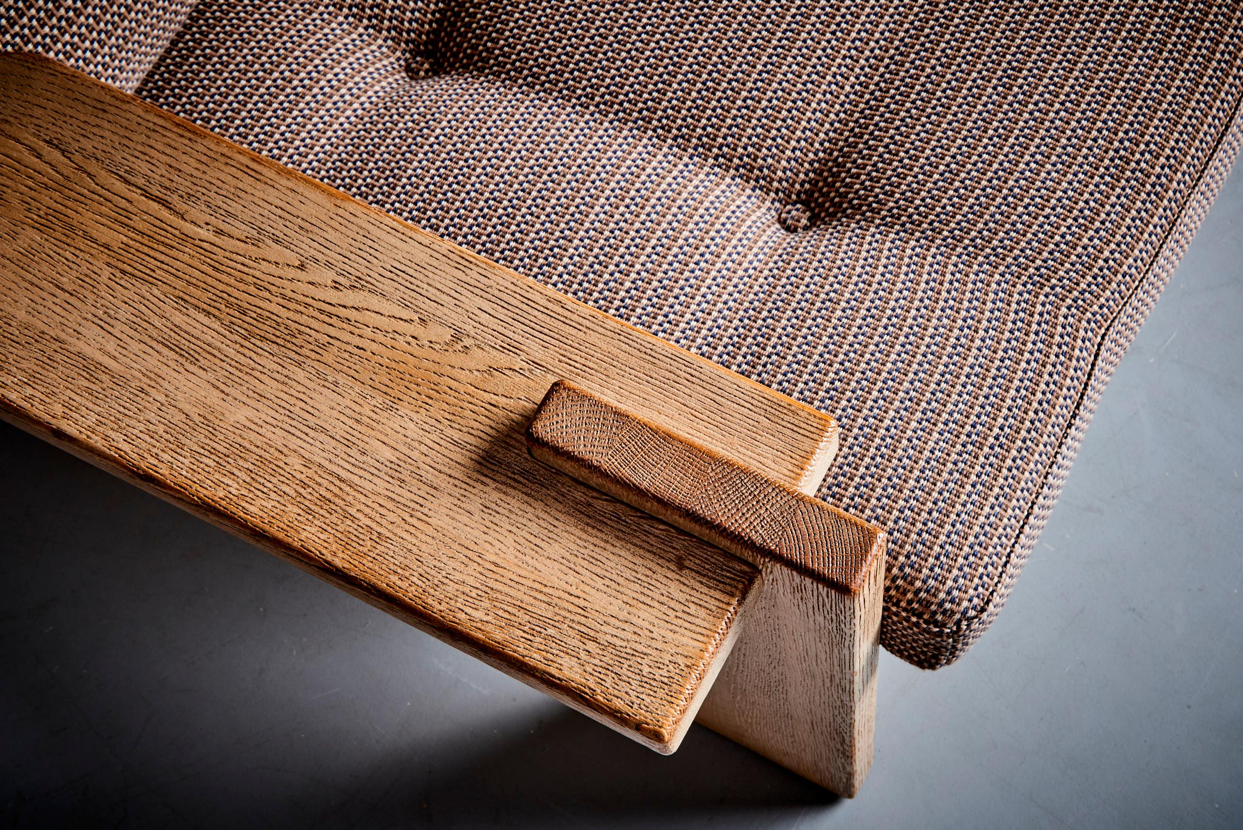 Ein zweisitziges brutalistisches Sofa, kuratiert von Hubert Zandberg im Zustand „Gut“ im Angebot in Berlin, DE