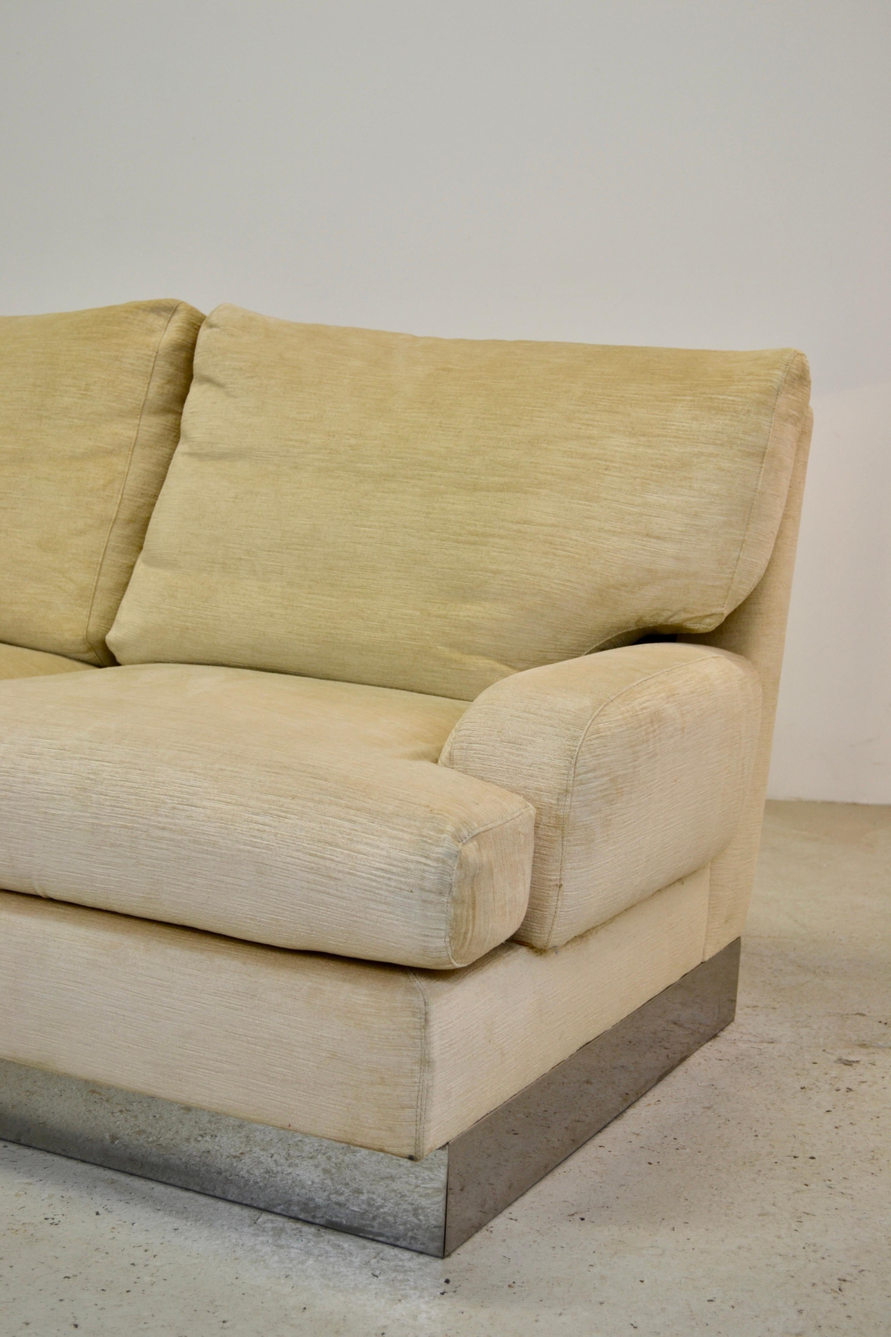 Questo splendido divano a due posti degli anni '70 di Jacques Charpentier conserva la sua tappezzeria originale in velluto, mostrando una patina eccezionale e offrendo un comfort superiore.

La struttura in acciaio cromato aggiunge un tocco di