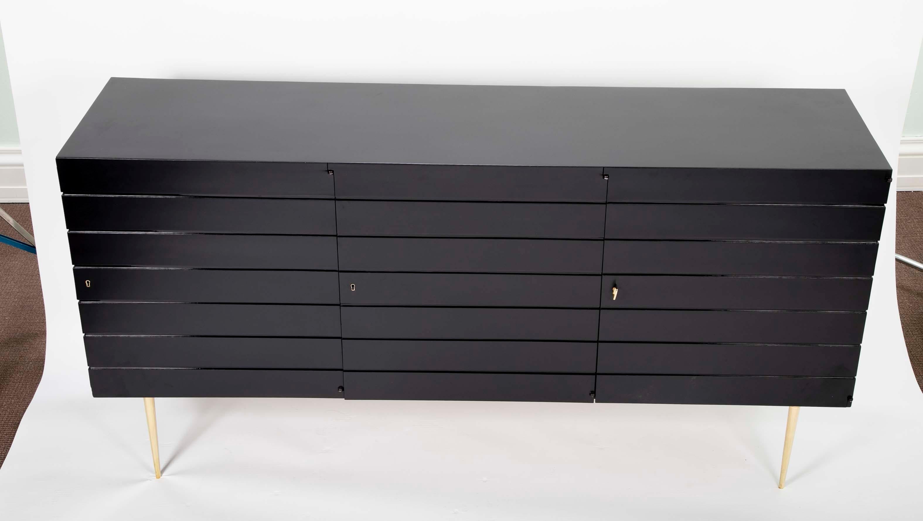 Credenza italiana nera bicolore con gambe in ottone in vendita 3