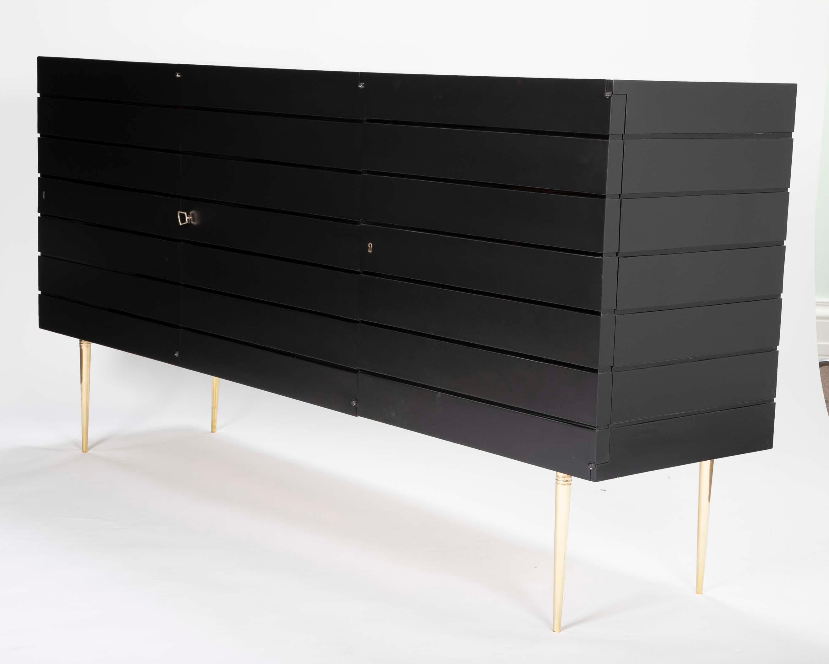Credenza italiana nera bicolore con gambe in ottone in vendita 6