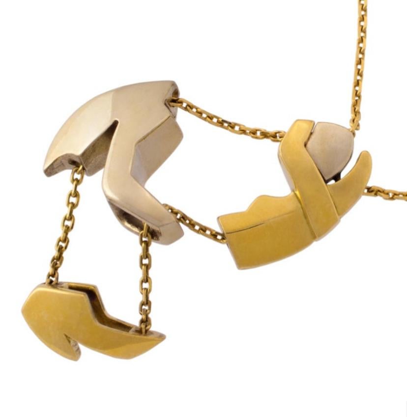 Eine zweifarbige Anhänger-Halskette. Der gegliederte Anhänger, der ein sich umarmendes Paar darstellt, ist aus Weiß- und Gelbgold. 
CIRCA 1980 - Limitierte Auflage - Signiert FRED und Miroslav Brozek (Bildhauer, Begleiter von Brigitte Bardot)