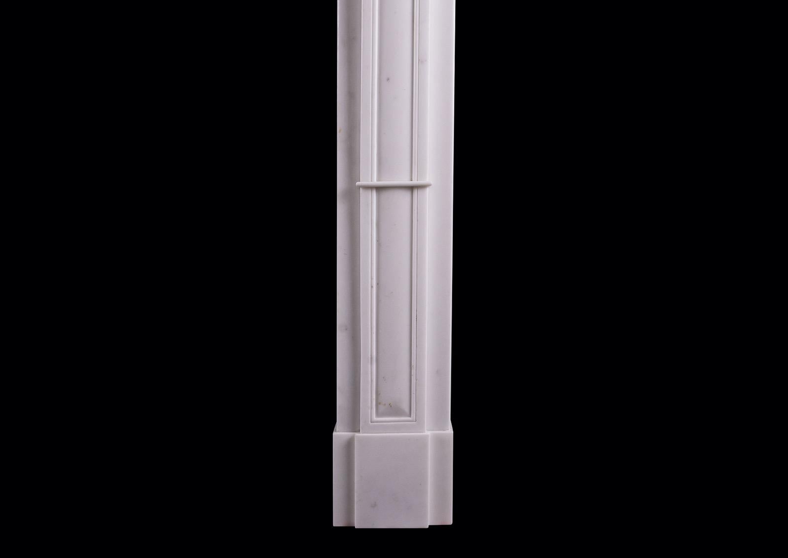 Une discrète cheminée en marbre Statuaire de style Régence anglaise. Les jambages à panneaux sont surmontés de délicates consoles. La frise à panneaux est surmontée d'une étagère en plan. Vers 1810.

Mesures : Largeur de l'étagère : 1528 mm 60