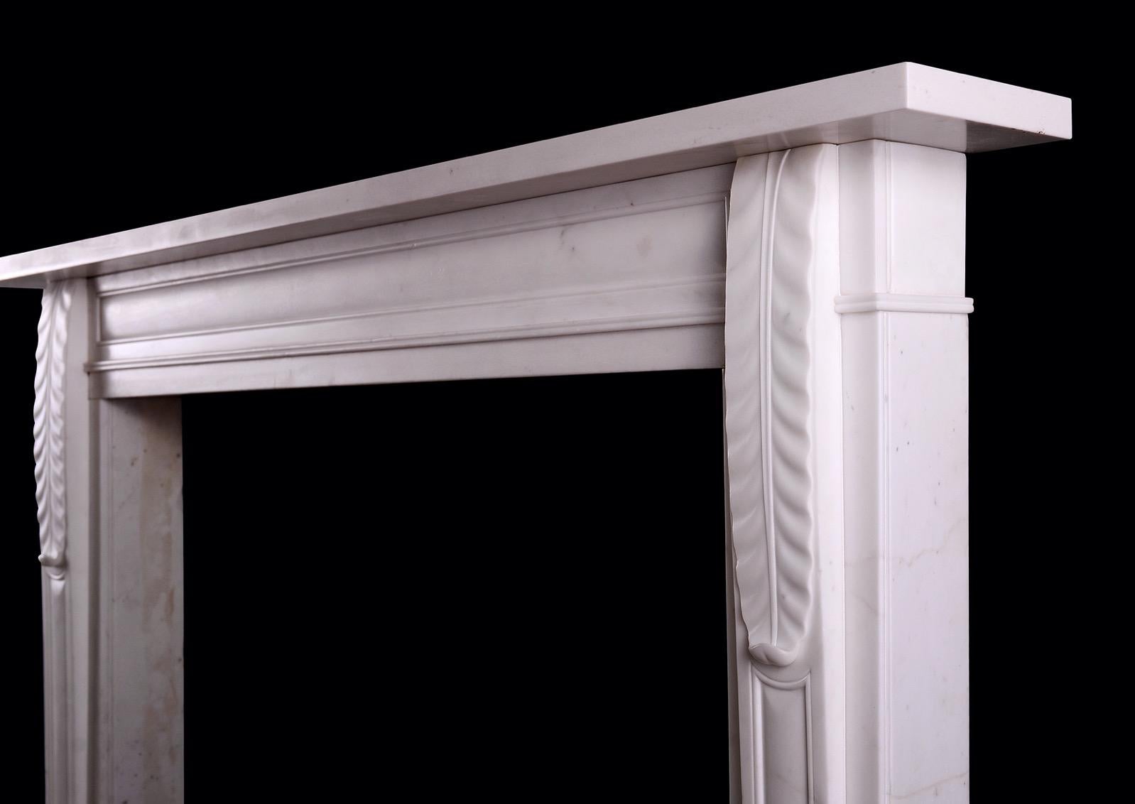 Understated English Regency Statuary Marble Fireplace In Good Condition For Sale In London, GB