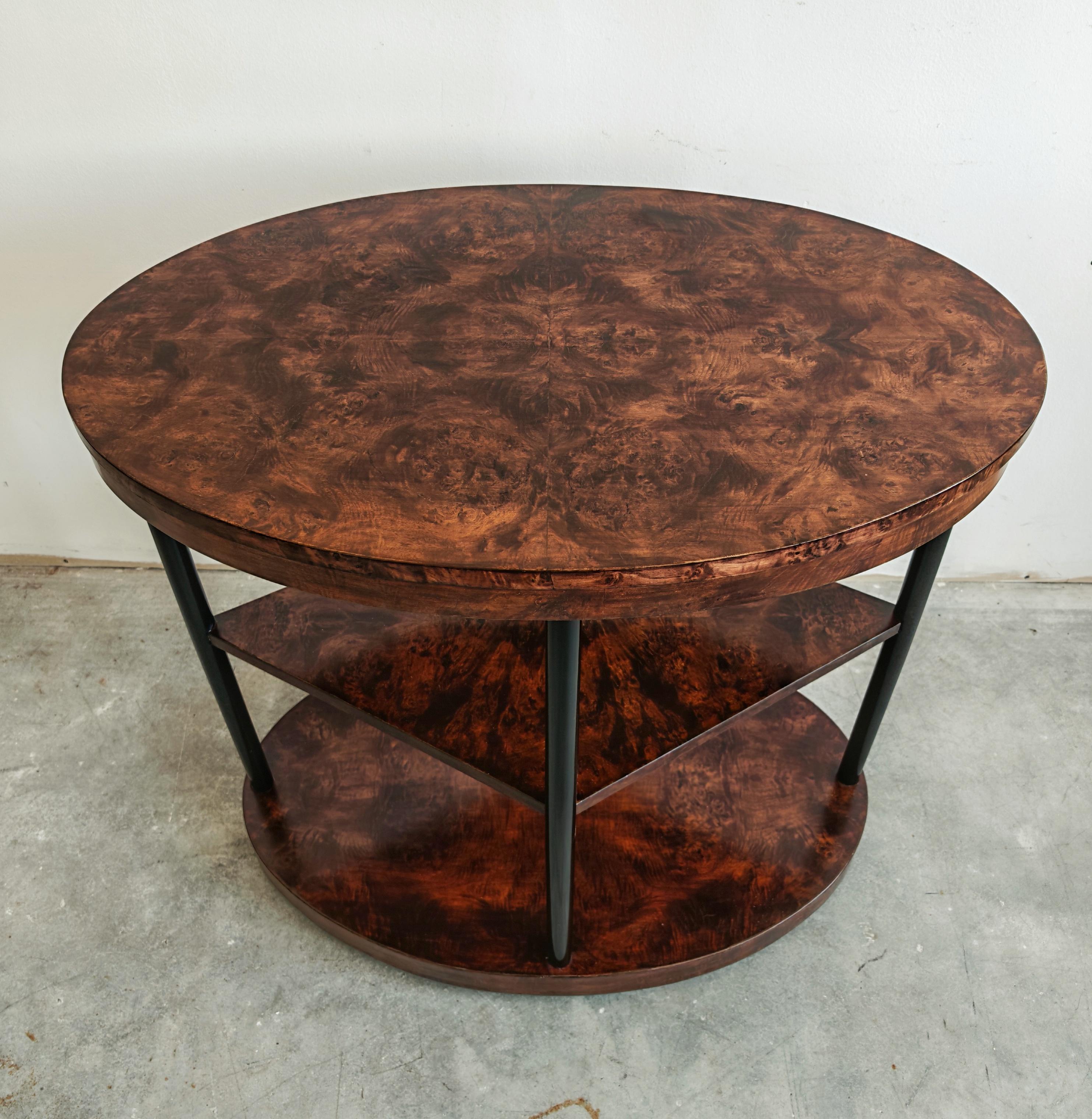 Dans cette annonce, vous trouverez une table d'appoint Art Déco à 3 niveaux de forme unique, qui, en raison de sa hauteur, pourrait facilement être utilisée comme table centrale dans votre entrée avec une grande urne ou un vase. Il est fabriqué en