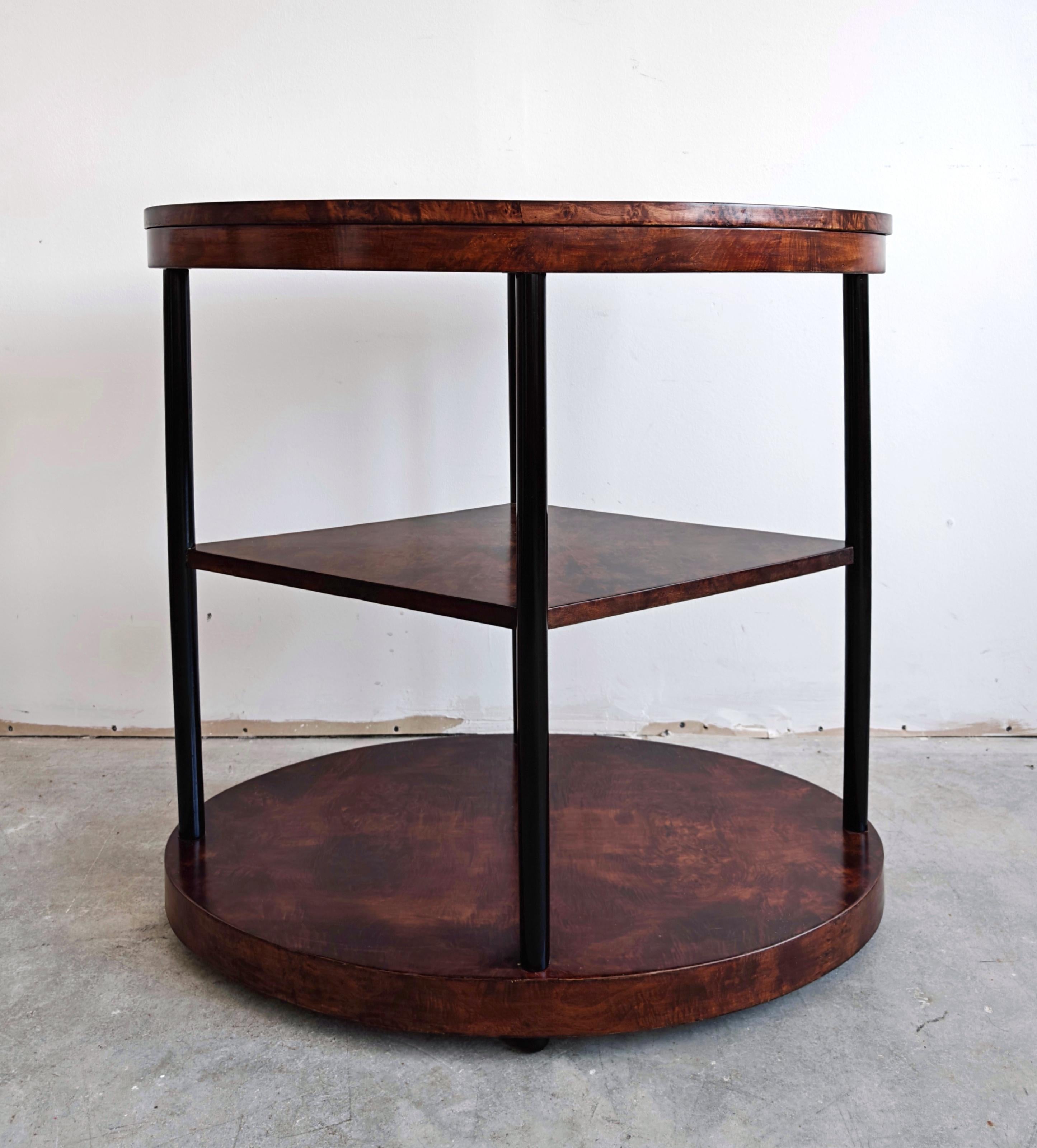 Art déco Table d'appoint ou de centre Art Déco unique à trois niveaux en ronce de noyer, Autriche, années 1920 en vente