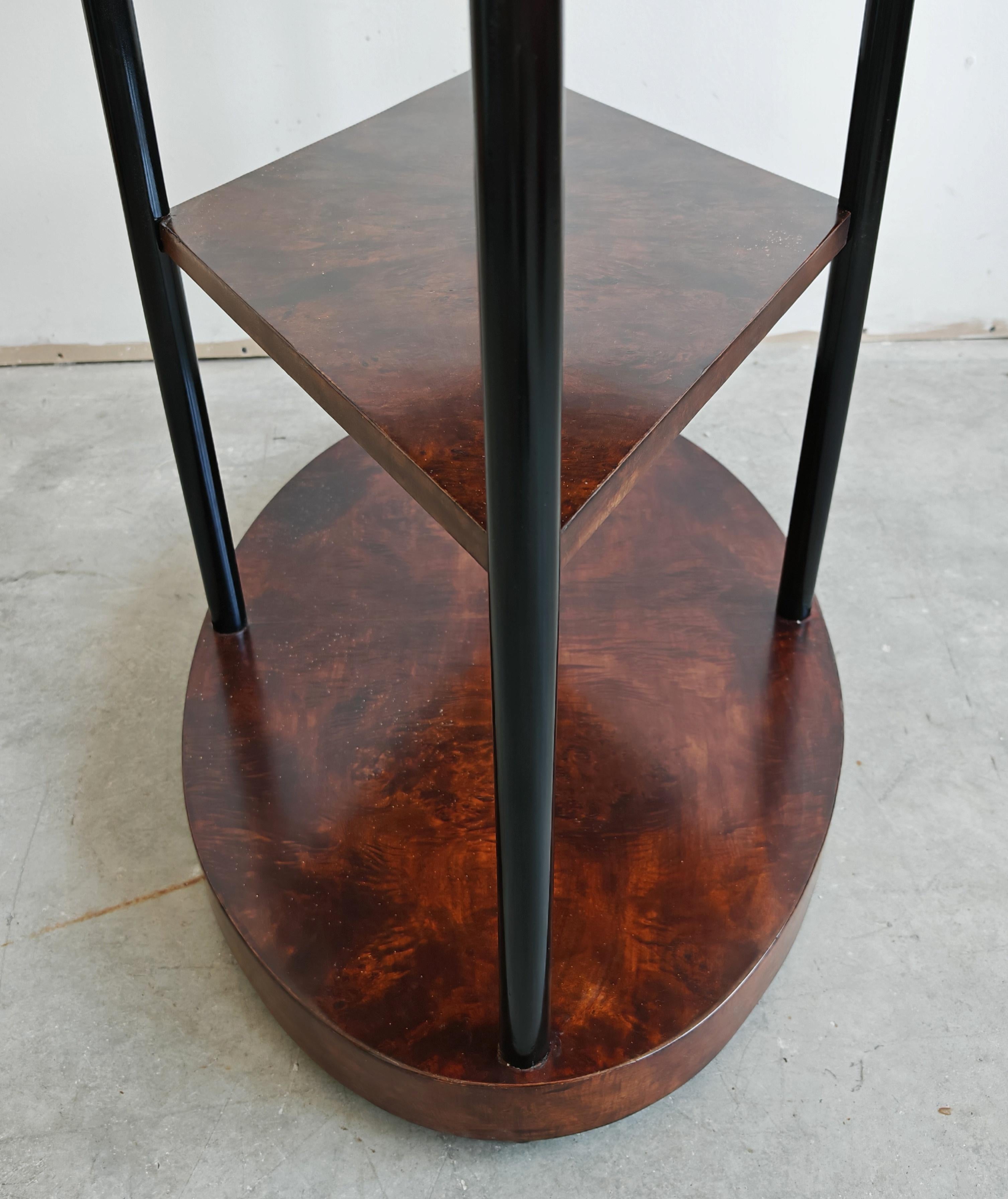 Autrichien Table d'appoint ou de centre Art Déco unique à trois niveaux en ronce de noyer, Autriche, années 1920 en vente