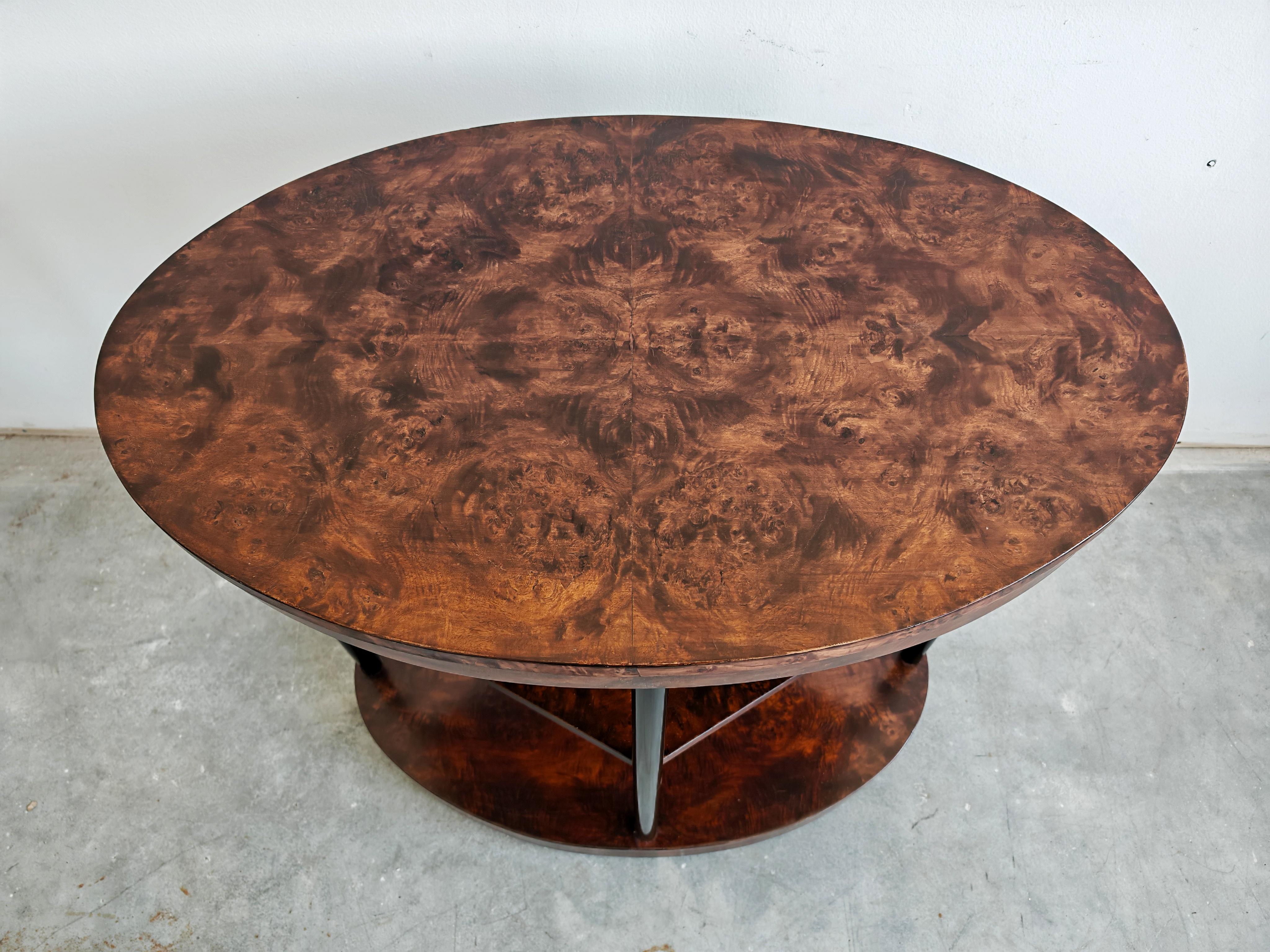Table d'appoint ou de centre Art Déco unique à trois niveaux en ronce de noyer, Autriche, années 1920 Bon état - En vente à Beograd, RS