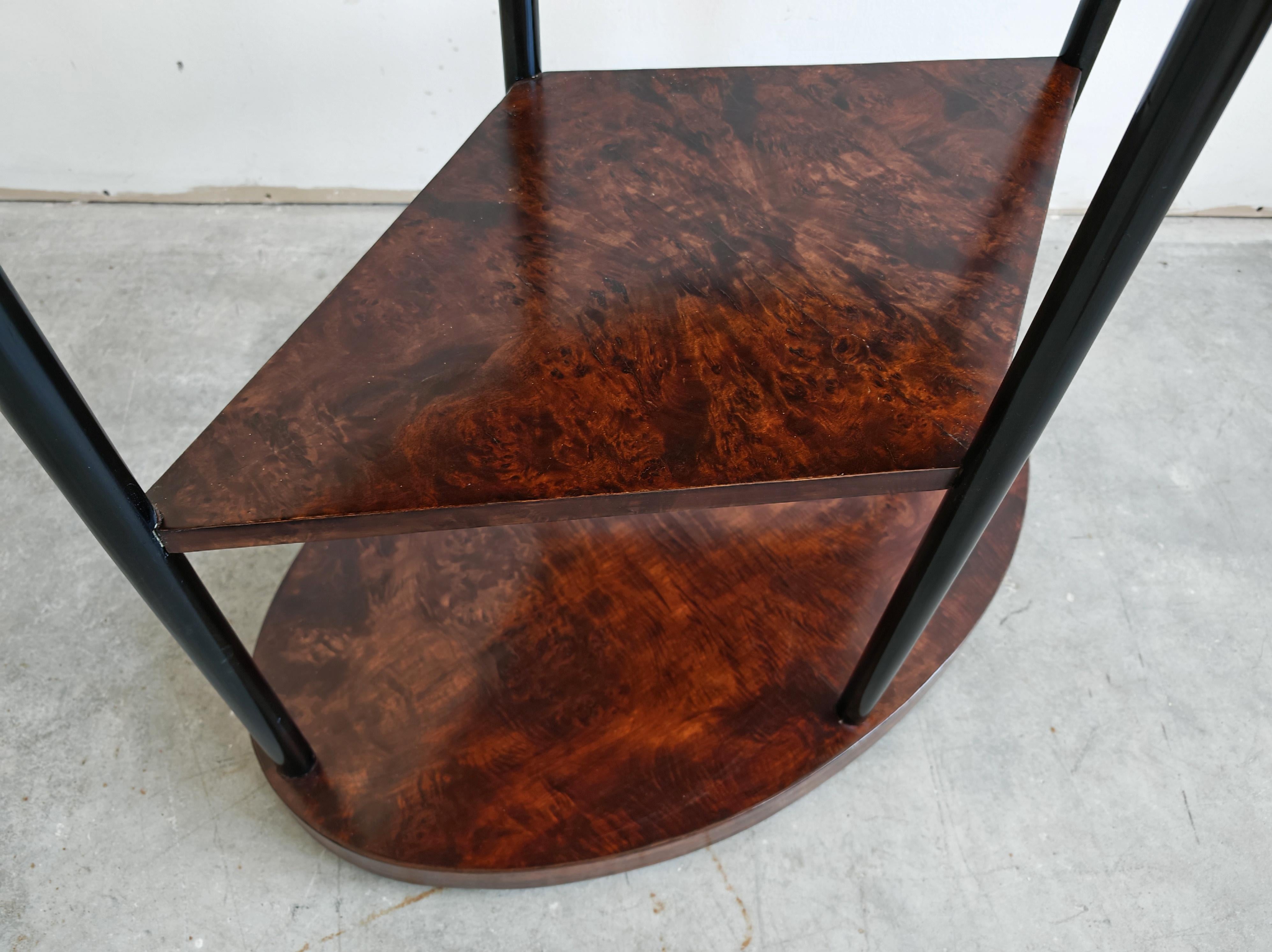 Début du 20ème siècle Table d'appoint ou de centre Art Déco unique à trois niveaux en ronce de noyer, Autriche, années 1920 en vente