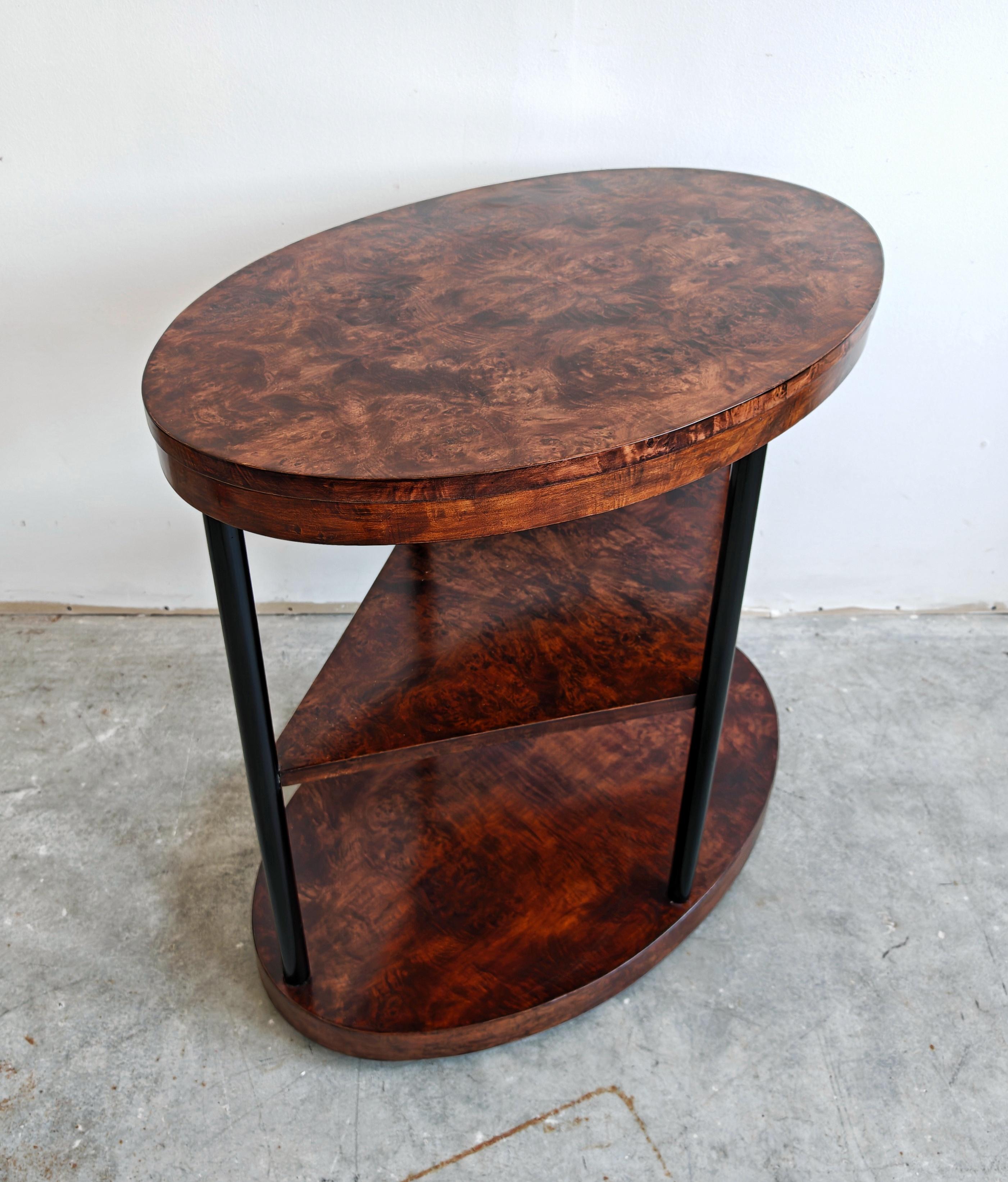 Noyer Table d'appoint ou de centre Art Déco unique à trois niveaux en ronce de noyer, Autriche, années 1920 en vente