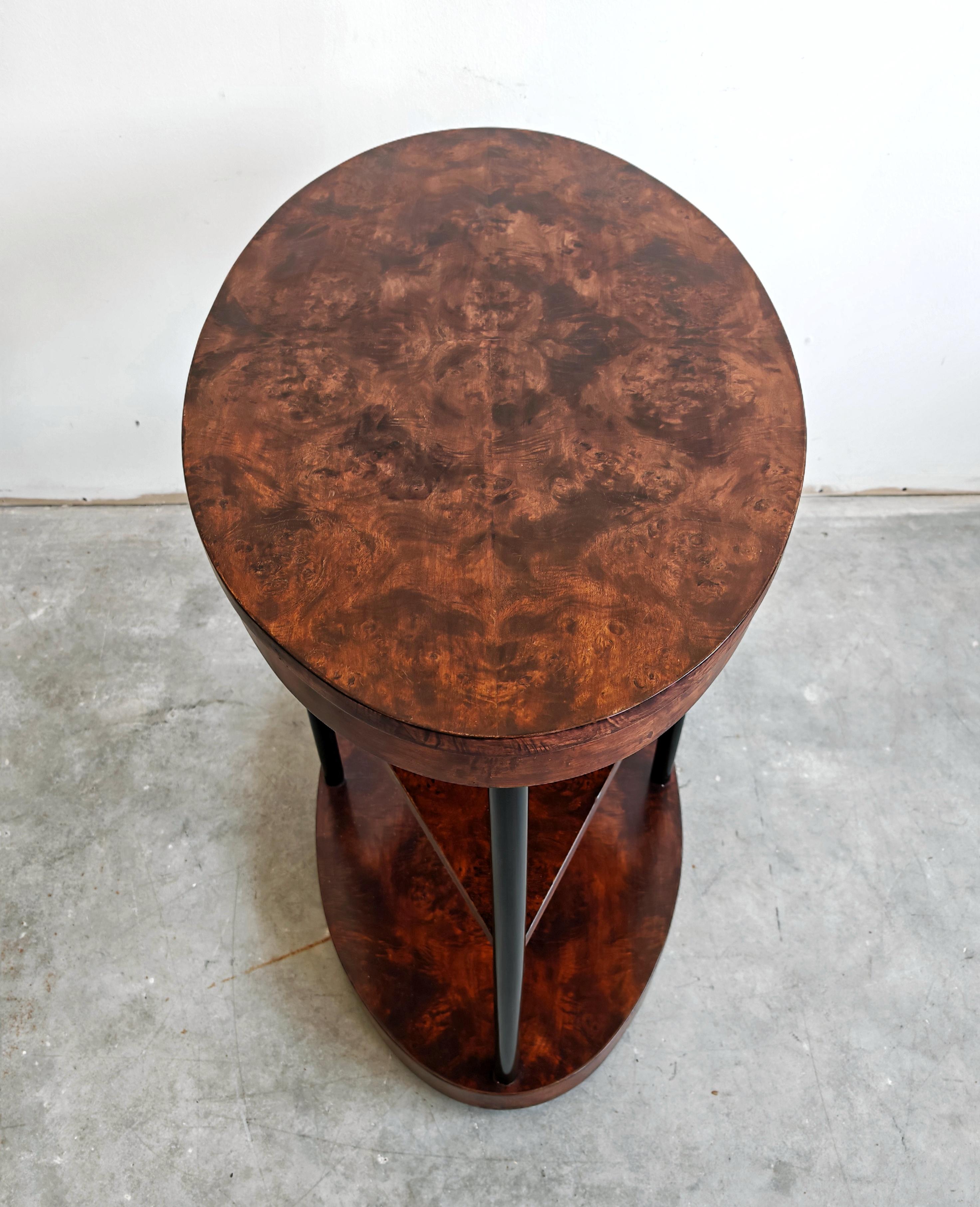 Table d'appoint ou de centre Art Déco unique à trois niveaux en ronce de noyer, Autriche, années 1920 en vente 1