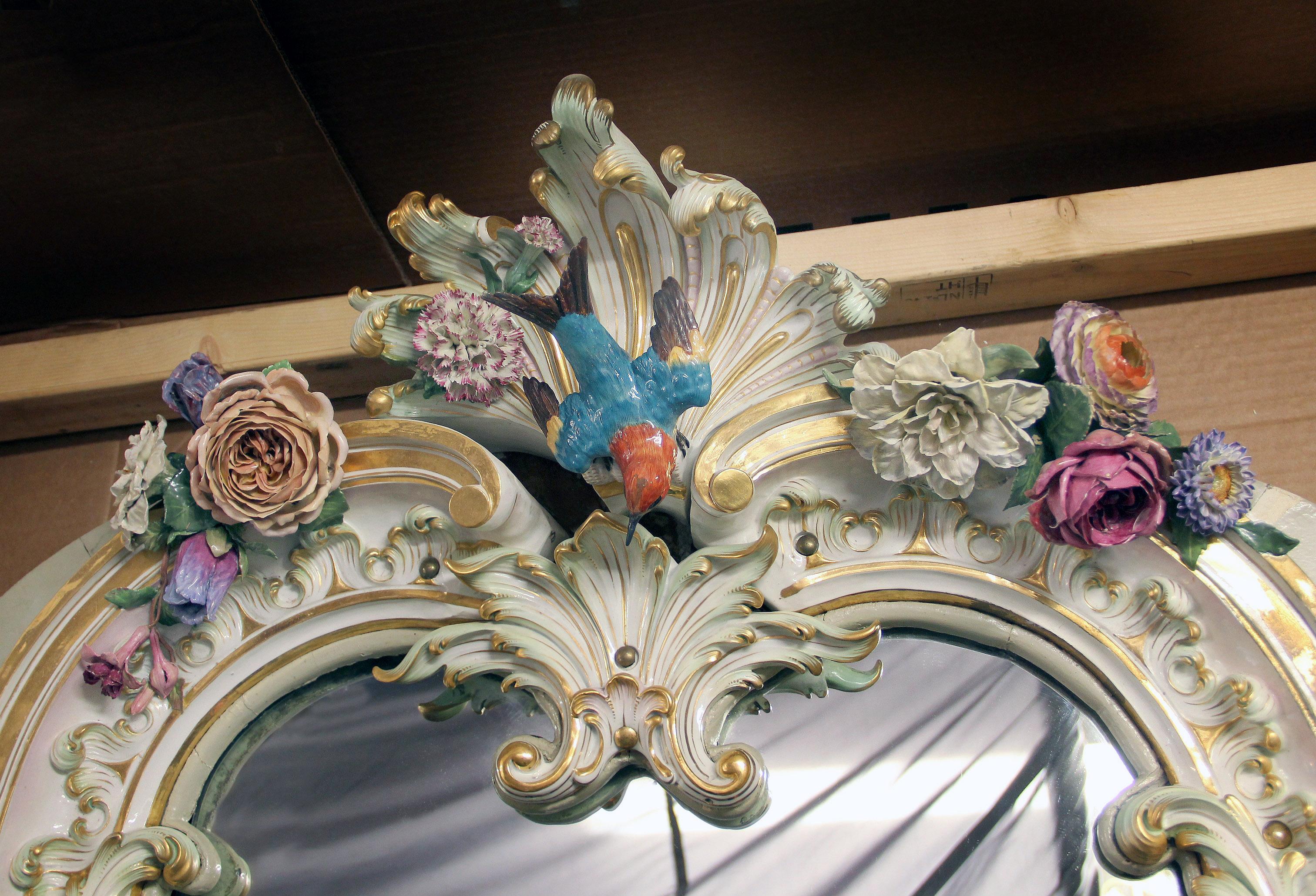 Miroir unique et monumental en porcelaine de Meissen (Allemagne) de la fin du XIXe siècle

Ce miroir palatial est composé d'environ 12 merveilleuses pièces de porcelaine travaillées individuellement à la main. La partie supérieure est centrée sur