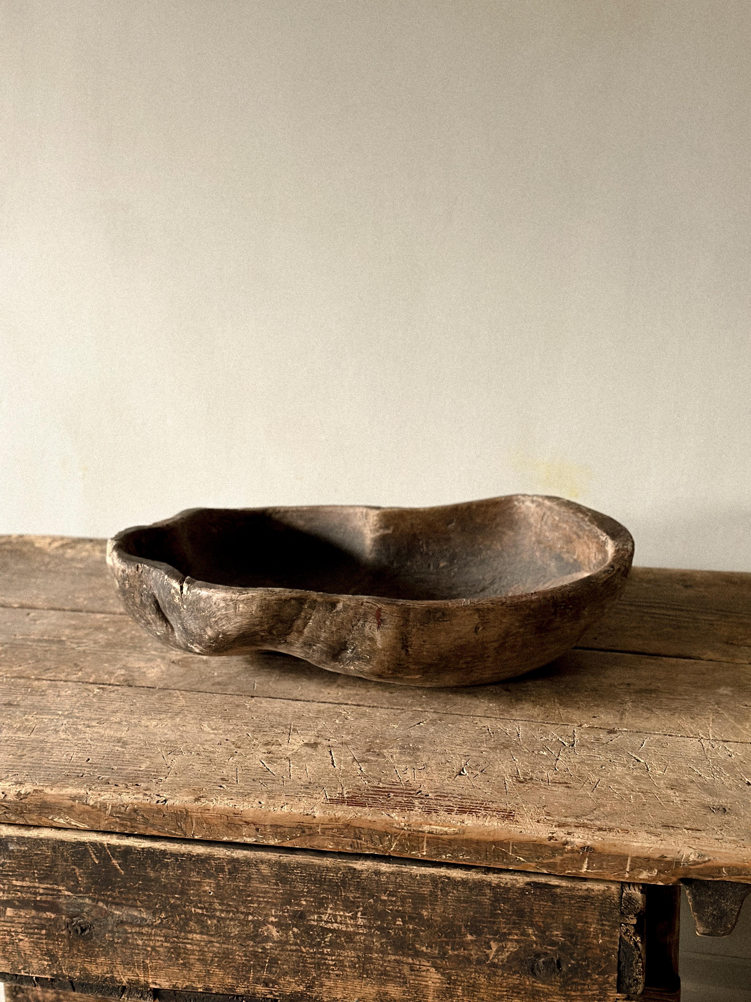 Un grand bol à racines unique en provenance de Norvège, Scandinavie. Belle forme unique avec une belle patine. 

