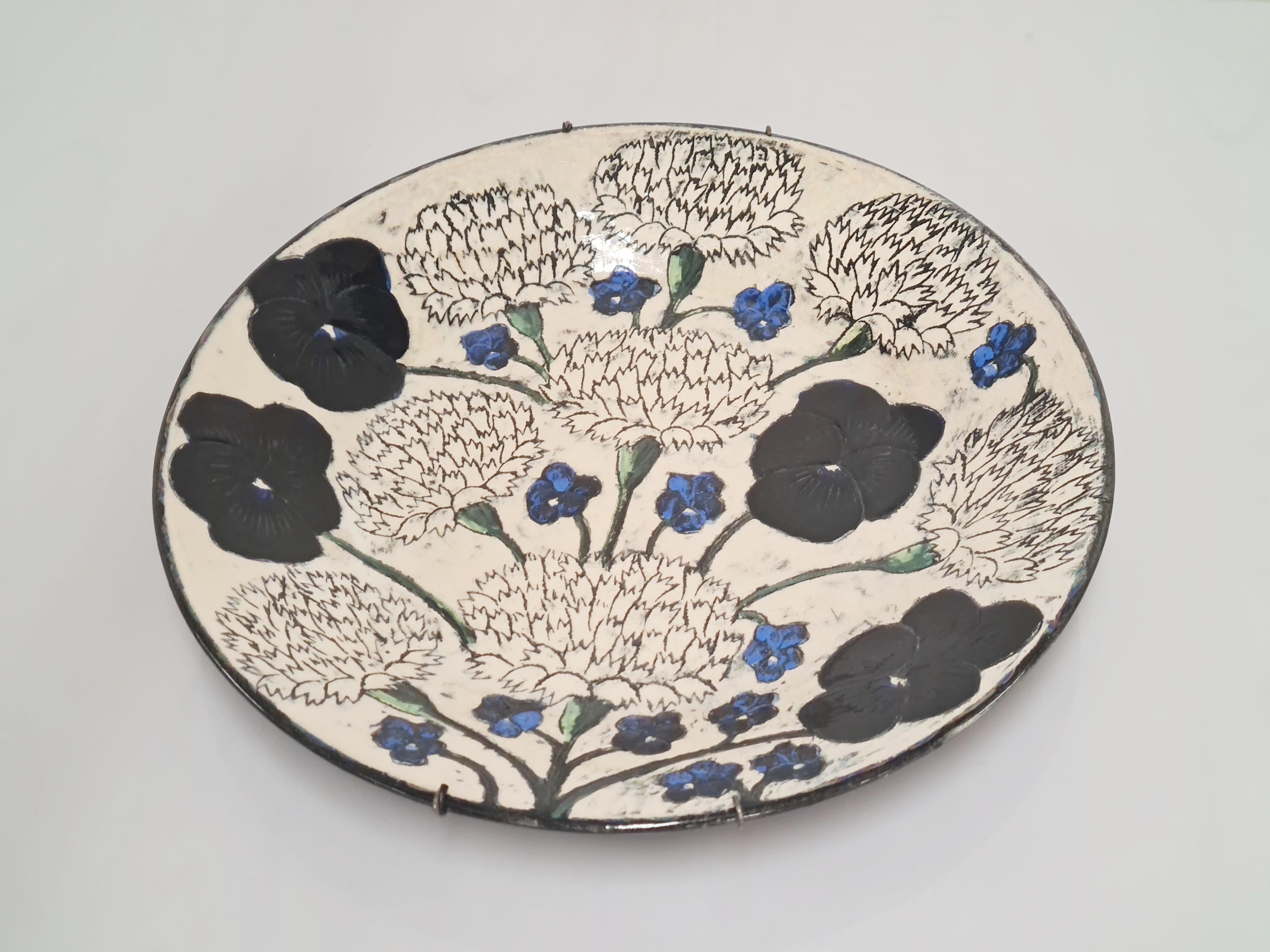Scandinavo moderno Piatto decorativo unico di Birger Kaipiainen, Garofani e viole, Arabia anni '70