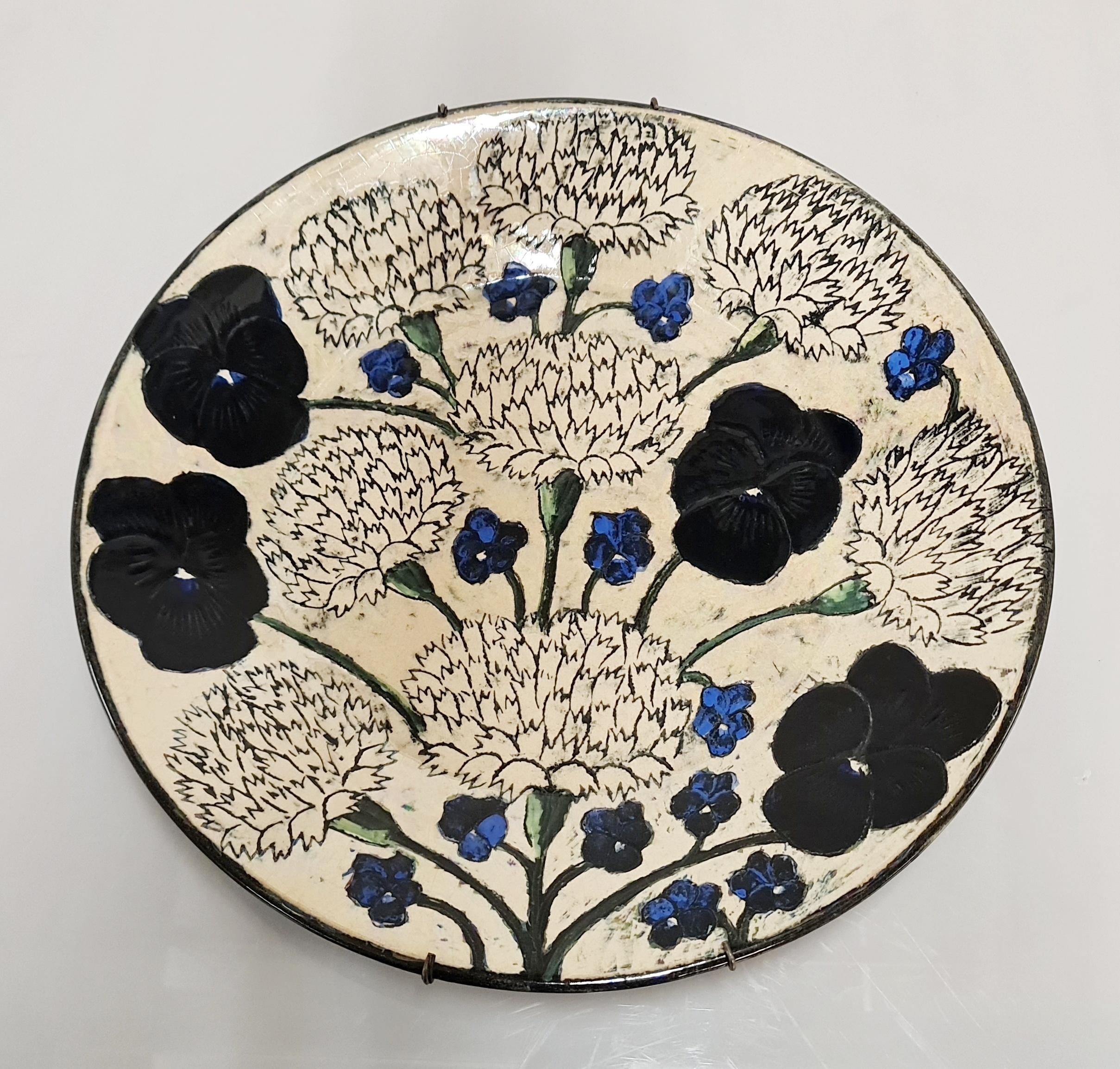 Piatto decorativo unico di Birger Kaipiainen, Garofani e viole, Arabia anni '70 In condizioni buone a Helsinki, FI