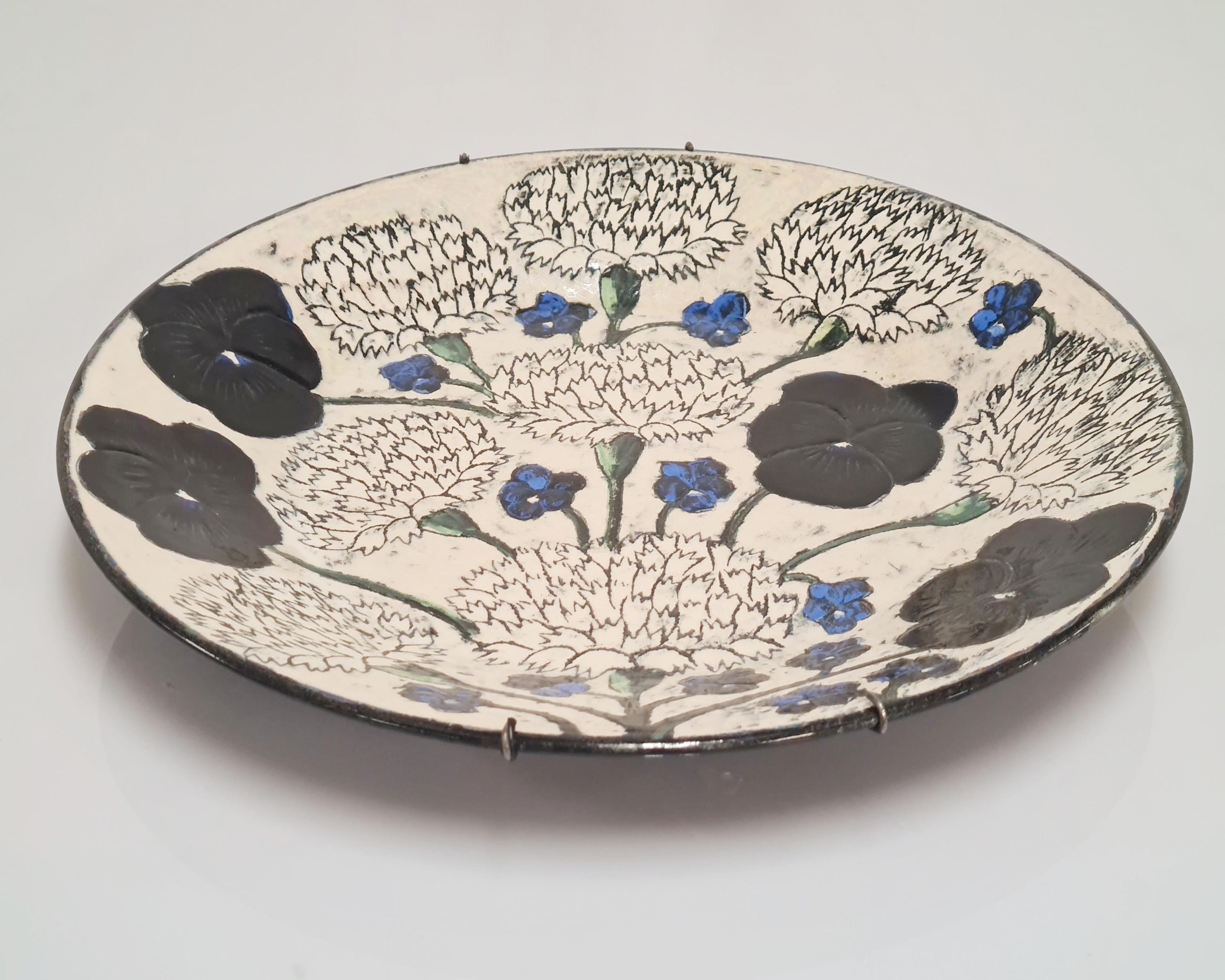Fine XX secolo Piatto decorativo unico di Birger Kaipiainen, Garofani e viole, Arabia anni '70