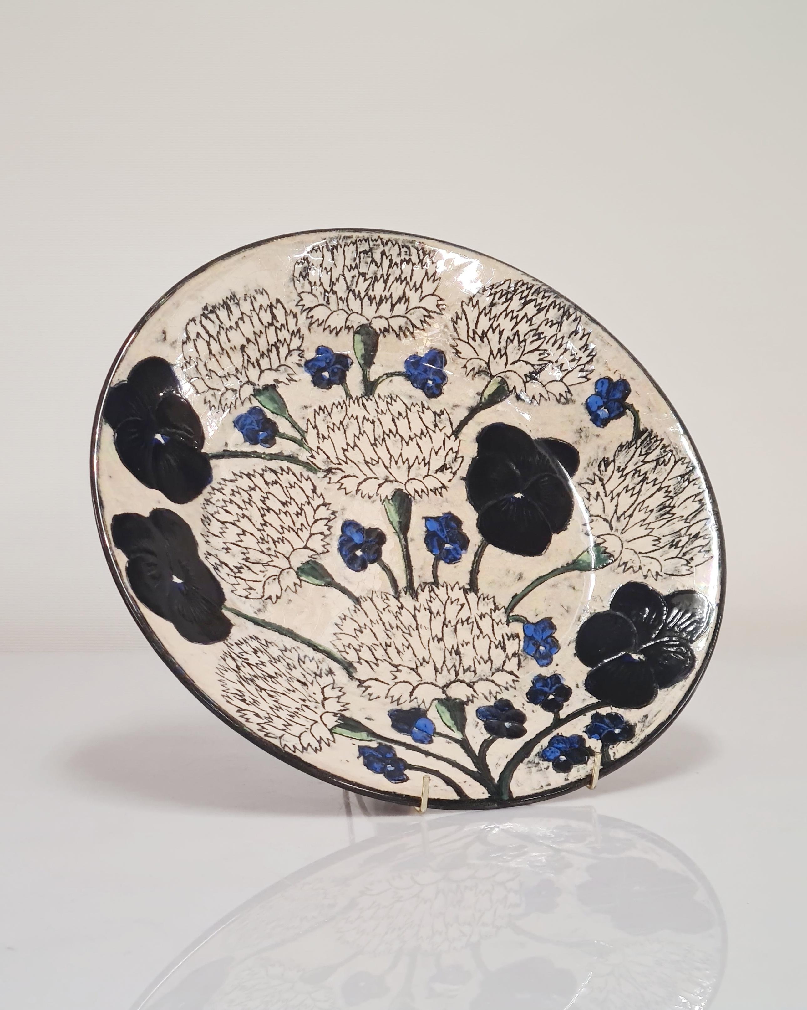 Ceramica Piatto decorativo unico di Birger Kaipiainen, Garofani e viole, Arabia anni '70