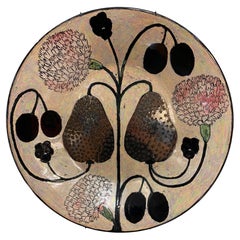 Un plato decorativo único de Birger Kaipiainen, Peras y flores de Lyster, Arabia Años 70
