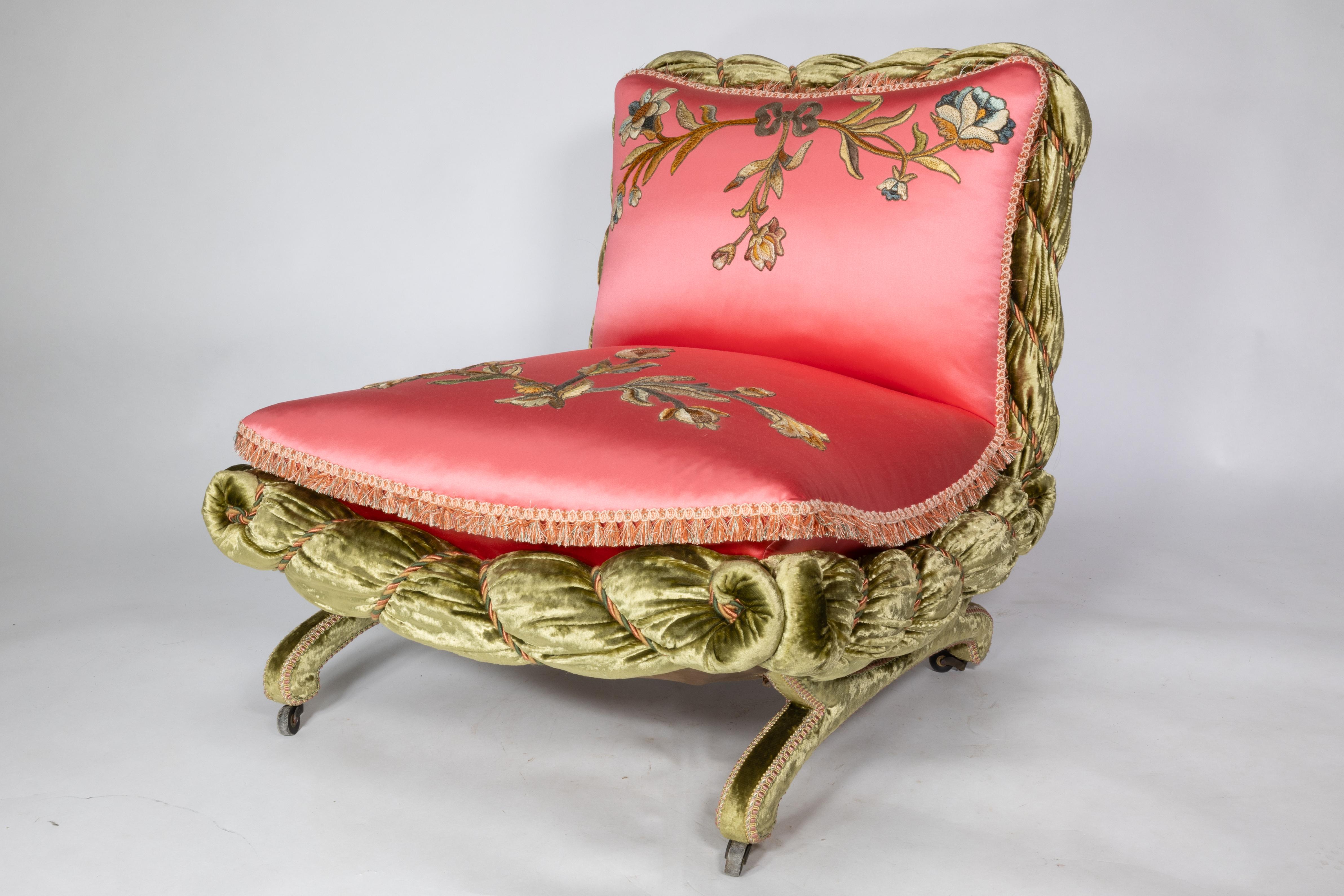 Le Bon Marche, un fauteuil de boudoir unique dont la tapisserie d'origine a été restaurée par la Royal School of Needlework à Hampton Court Palace, et qui conserve l'étiquette d'origine estampillée Le Bon Marche sous l'assise. Le Bon Marche a été