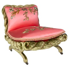 La tappezzeria della sedia Le Bon Marché Boudoir è stata restaurata dalla Royal School of Needlework.