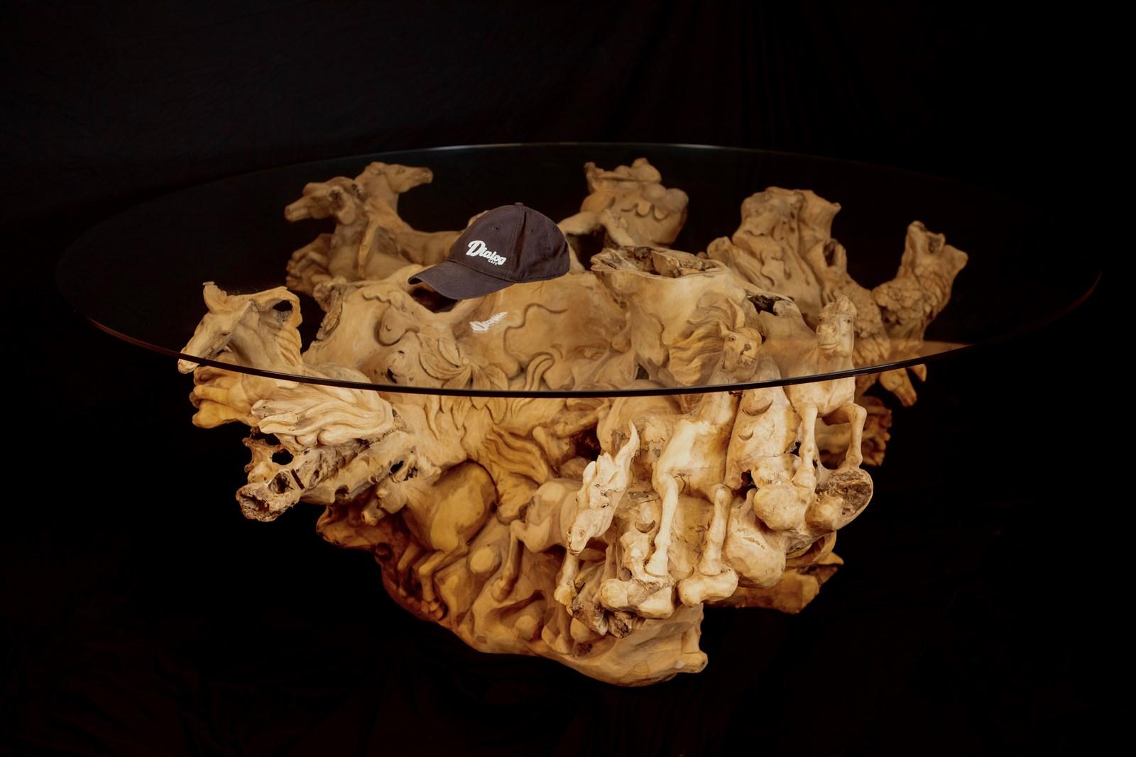 Une remarquable table à manger en bois de tronc sculpté, méticuleusement taillée dans une seule section d'arbre par un artisan qualifié au cours de douze mois. Cette pièce exquise exsude une couleur riche et unique qui est mieux capturée dans les