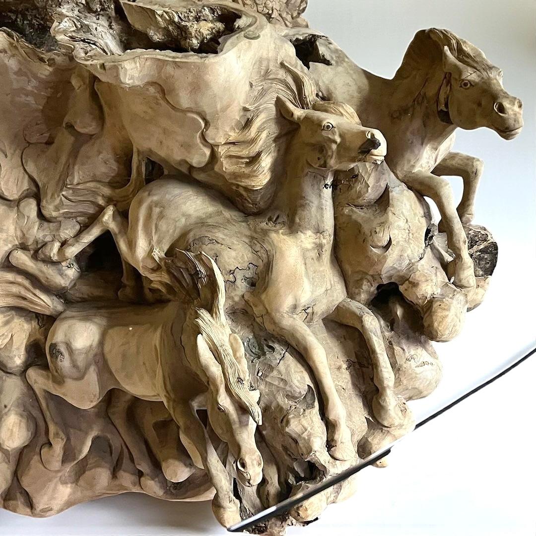 Une remarquable table à manger en bois de tronc sculpté, méticuleusement taillée dans une seule section d'arbre par un artisan qualifié au cours de douze mois. Cette pièce exquise exsude une couleur riche et unique qui est mieux capturée dans les