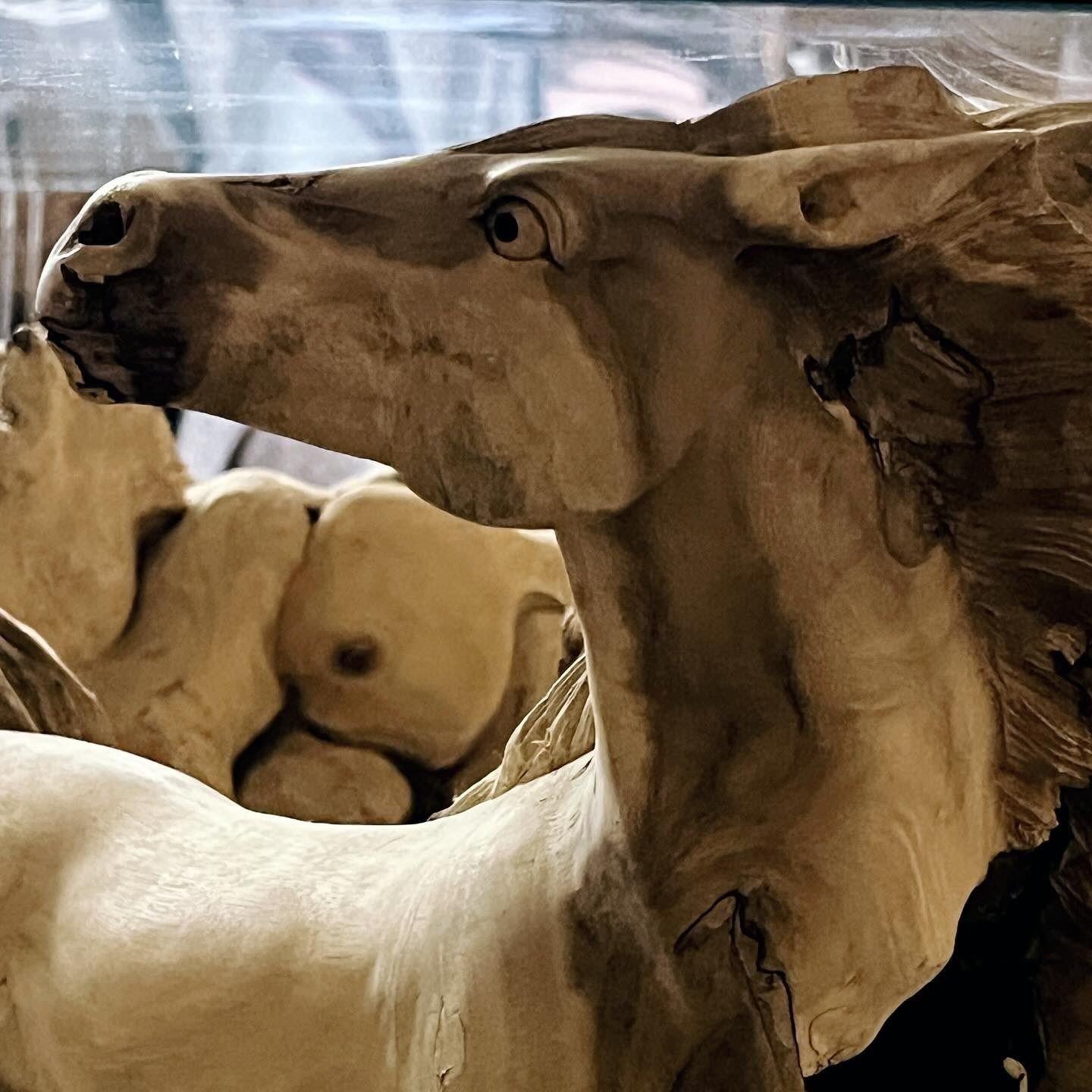 Roumain Table de salle à manger unique sculptée en bois de cheval en vente