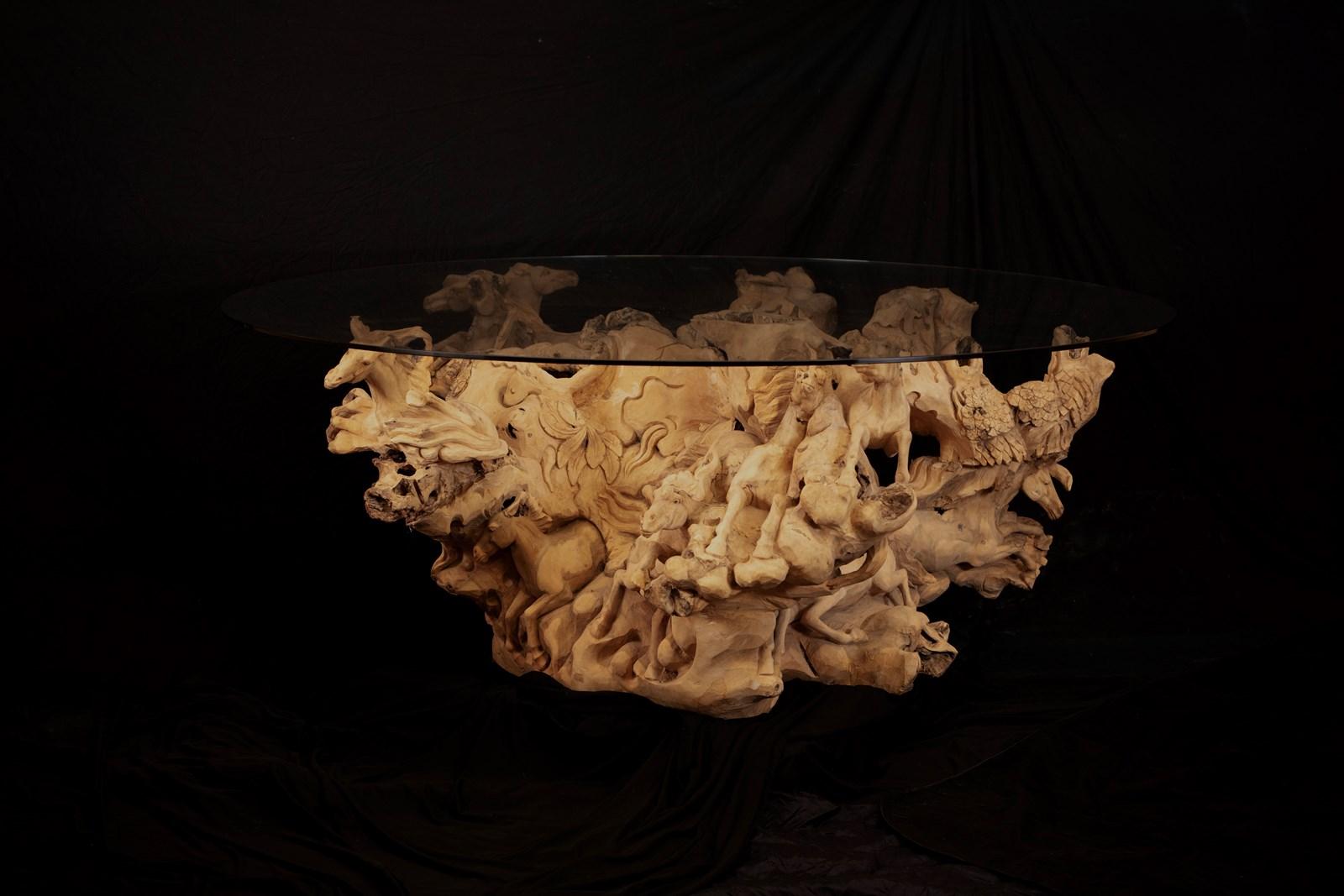 Table de salle à manger unique sculptée en bois de cheval Bon état - En vente à London, GB
