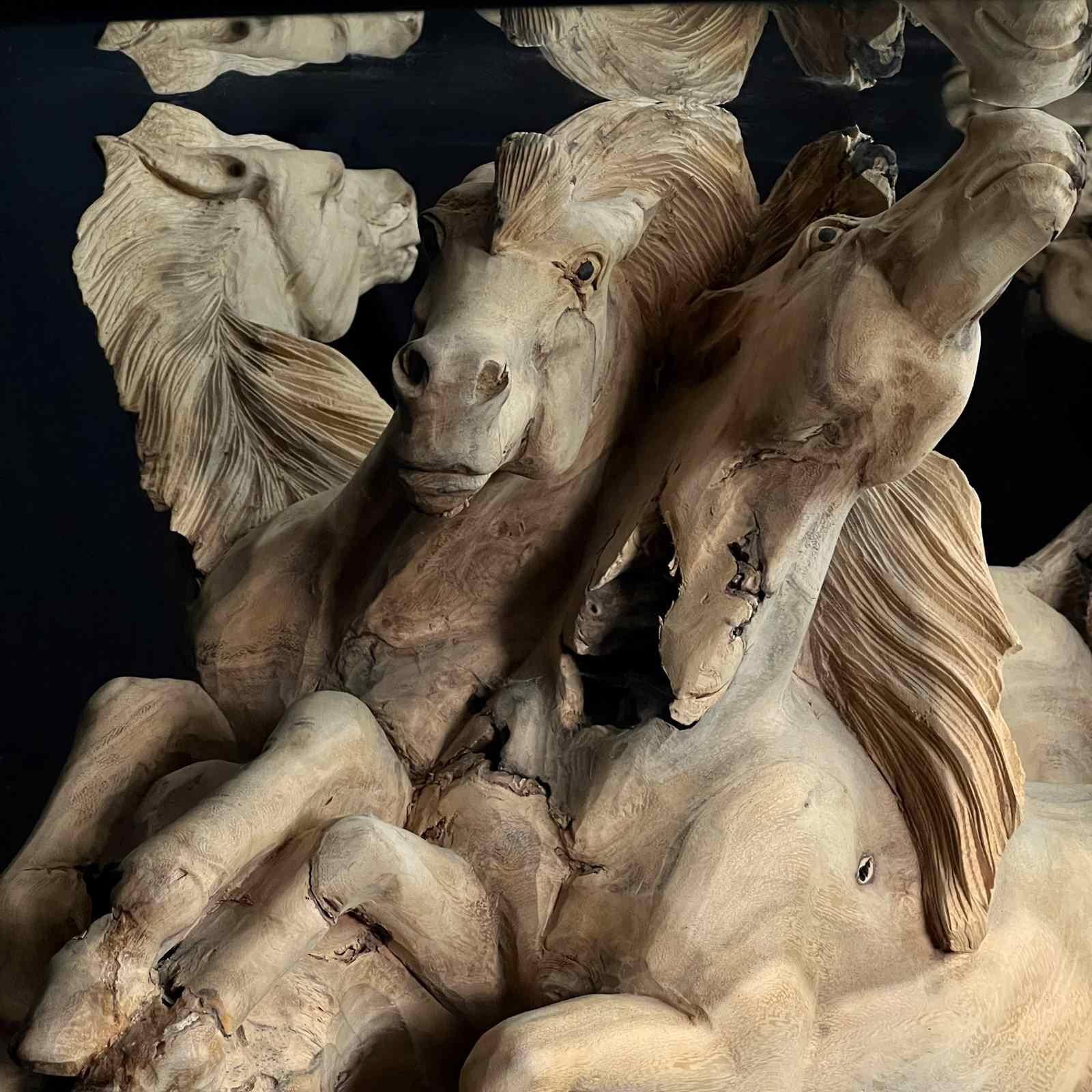 Fin du 20e siècle Table de salle à manger unique sculptée en bois de cheval en vente