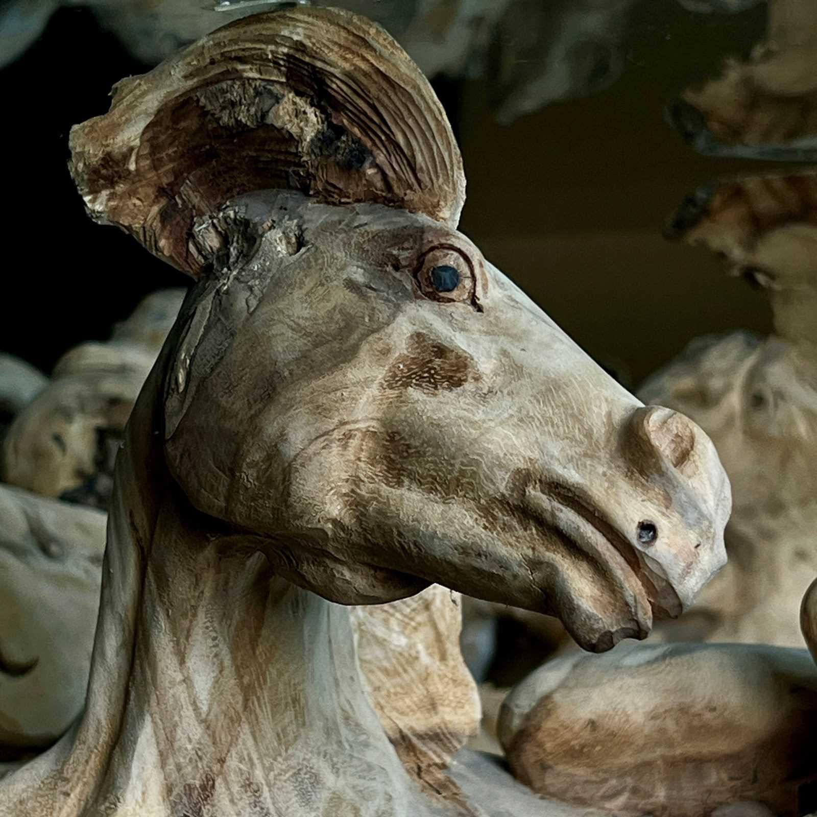 Verre Table de salle à manger unique sculptée en bois de cheval en vente