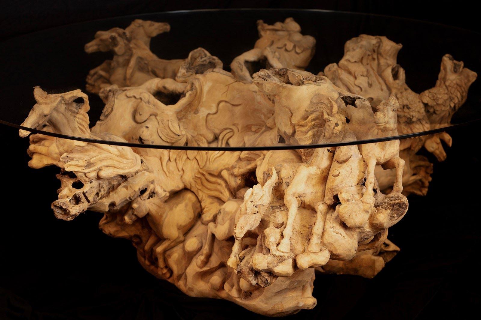 Table de salle à manger unique sculptée en bois de cheval en vente 1