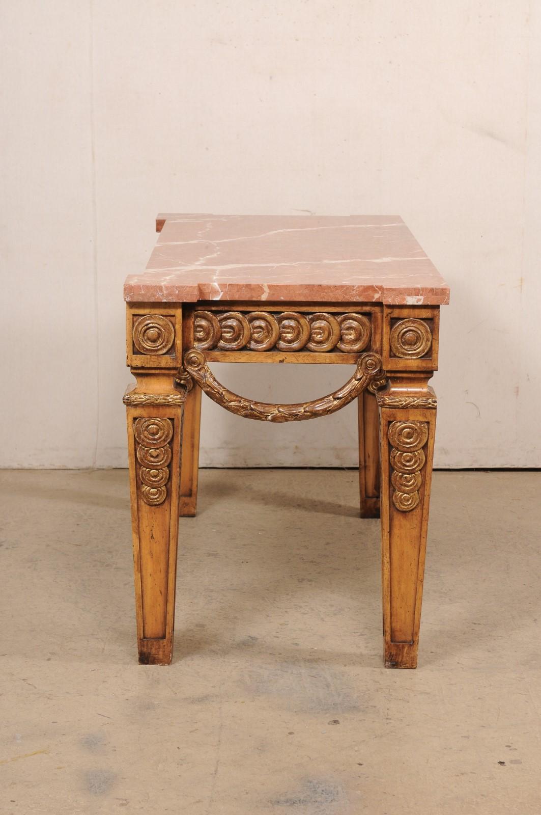Table console unique sculptée en bois et plateau en marbre avec présence de papillons ronds, 5 pieds  en vente 4