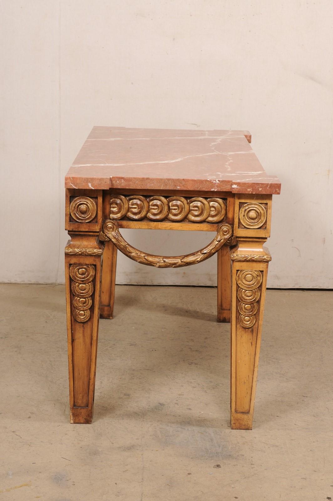 20ième siècle Table console unique sculptée en bois et plateau en marbre avec présence de papillons ronds, 5 pieds  en vente
