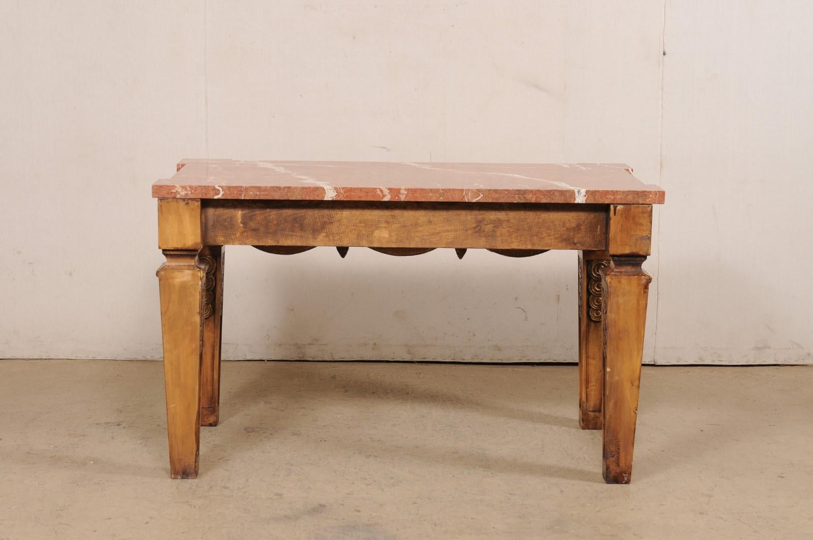 Table console unique sculptée en bois et plateau en marbre avec présence de papillons ronds, 5 pieds  en vente 2