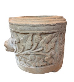 Una fontana cilindrica in pietra fusa unica nel suo genere